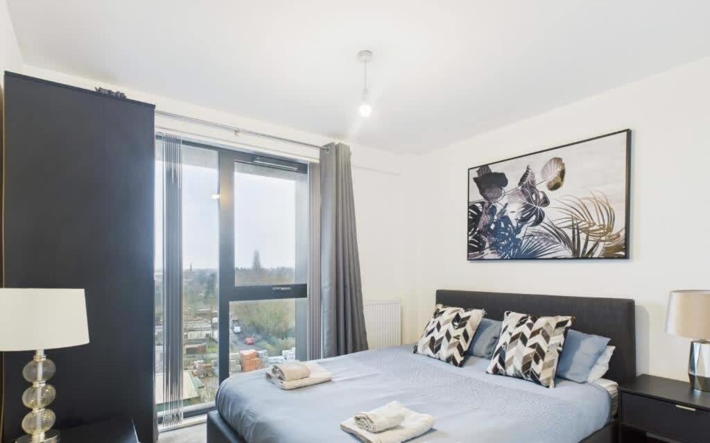 Modern 2-Bed 2-Bath Apartment in Central Ashford