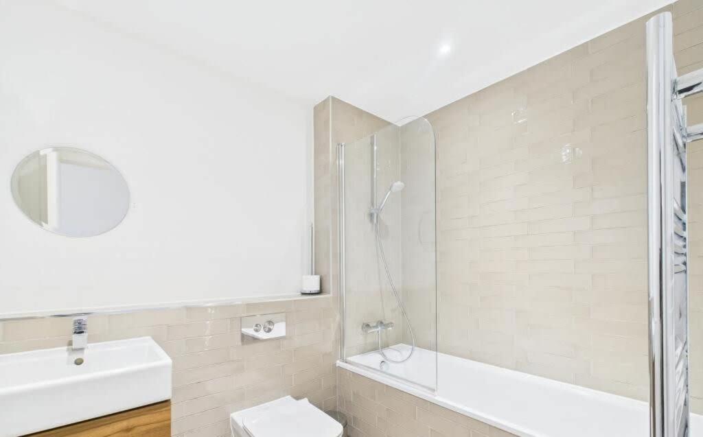 Modern 2-Bed 2-Bath Apartment in Central Ashford