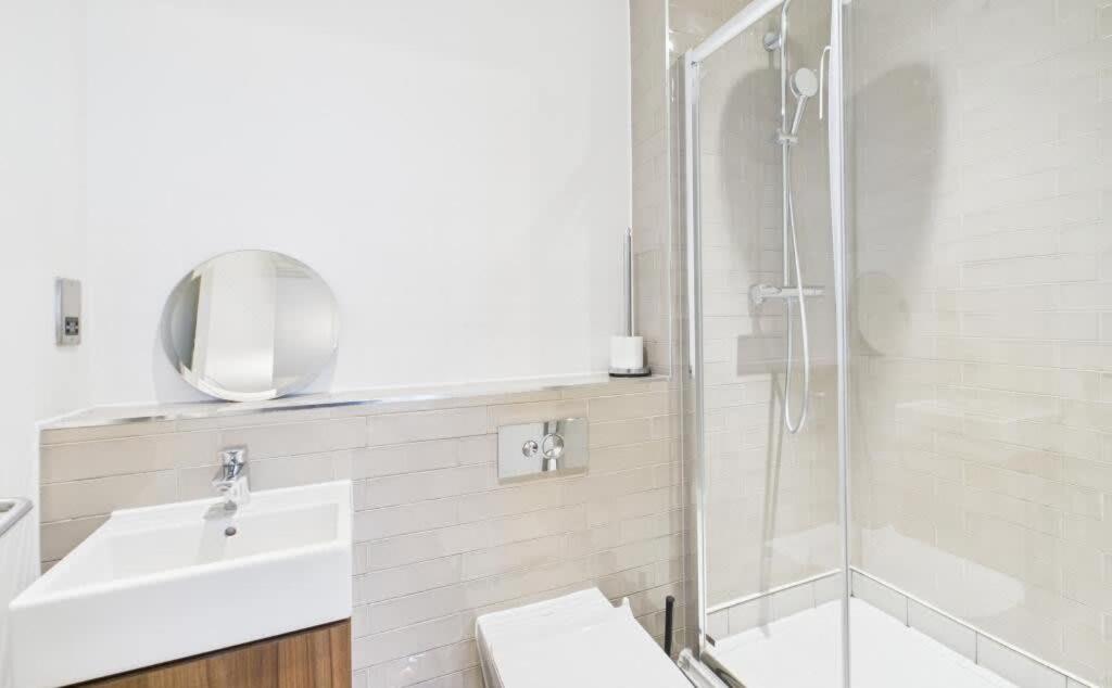 Modern 2-Bed 2-Bath Apartment in Central Ashford