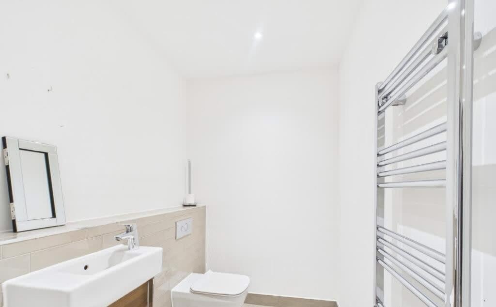 Modern 2-Bed 2-Bath Apartment in Central Ashford