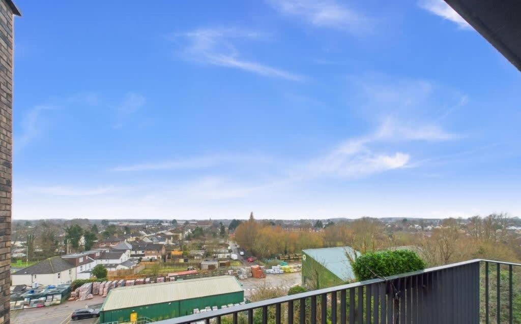 Modern 2-Bed 2-Bath Apartment in Central Ashford