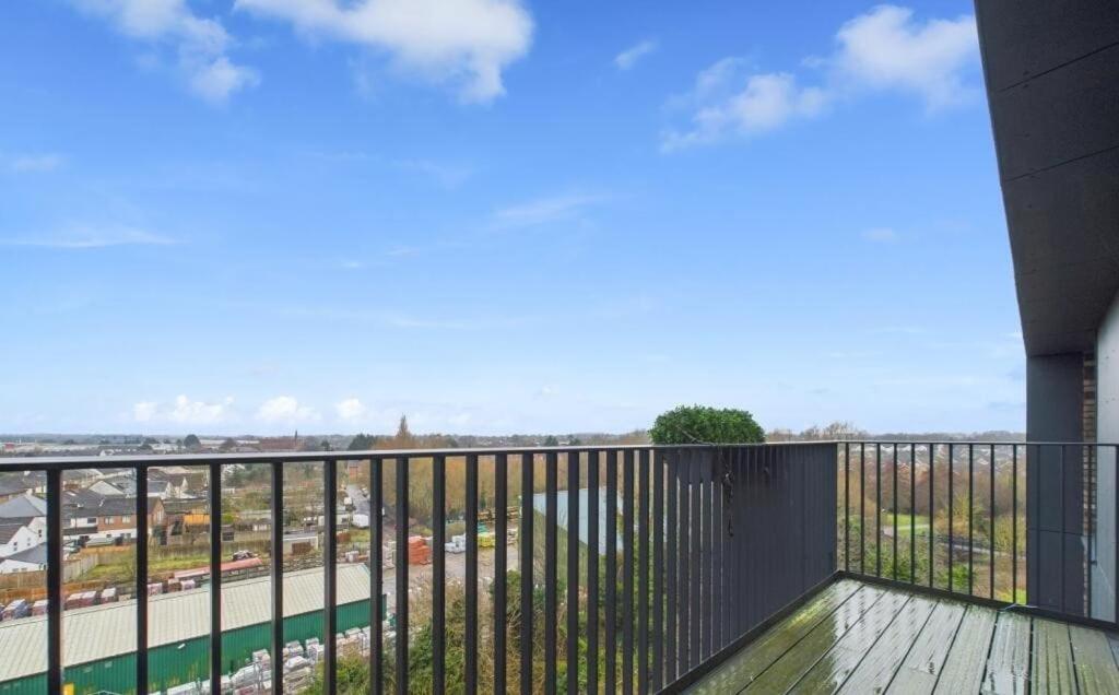 Modern 2-Bed 2-Bath Apartment in Central Ashford