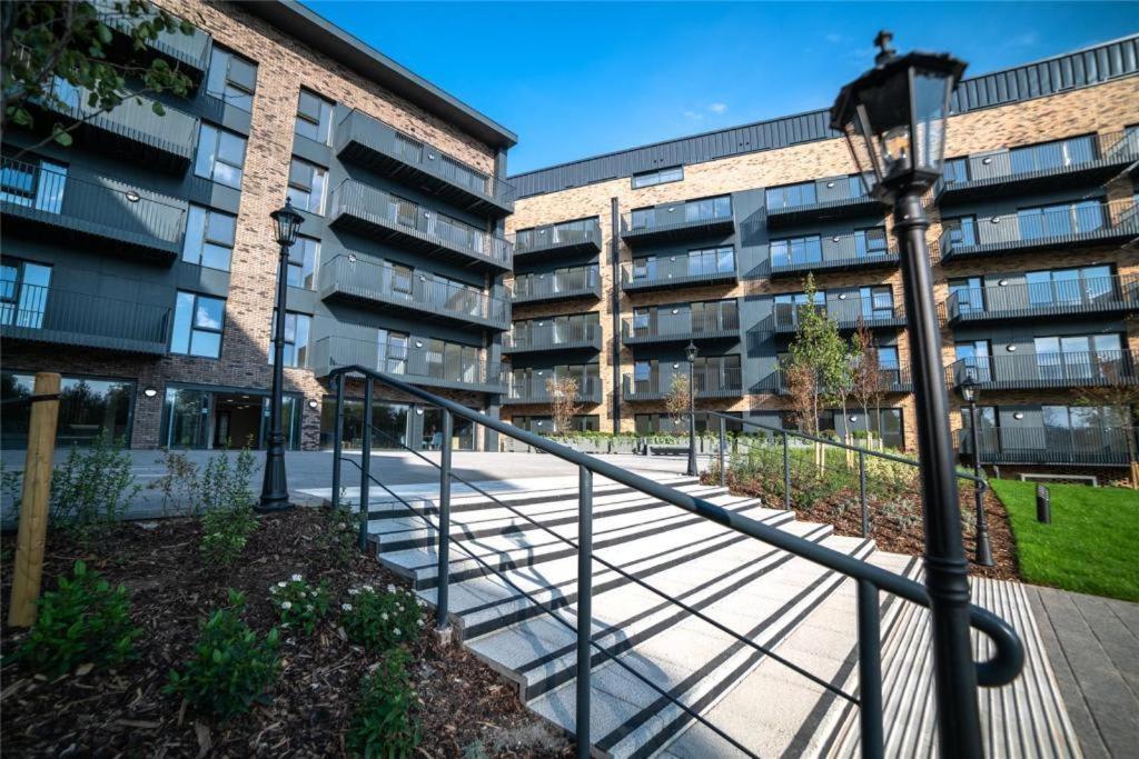 Modern 2-Bed 2-Bath Apartment in Central Ashford