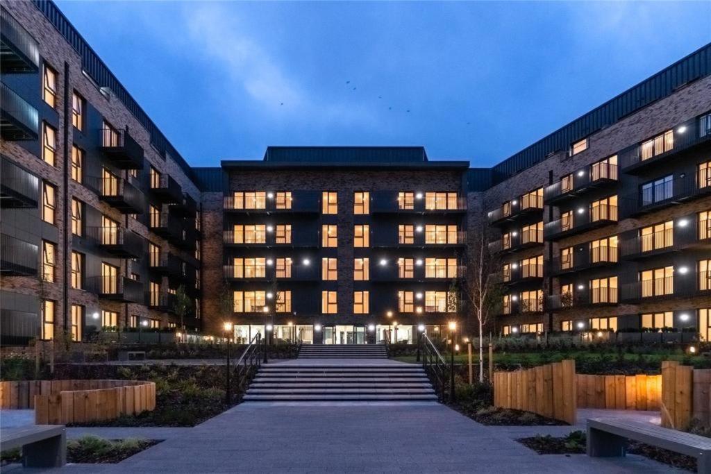 Modern 2-Bed 2-Bath Apartment in Central Ashford