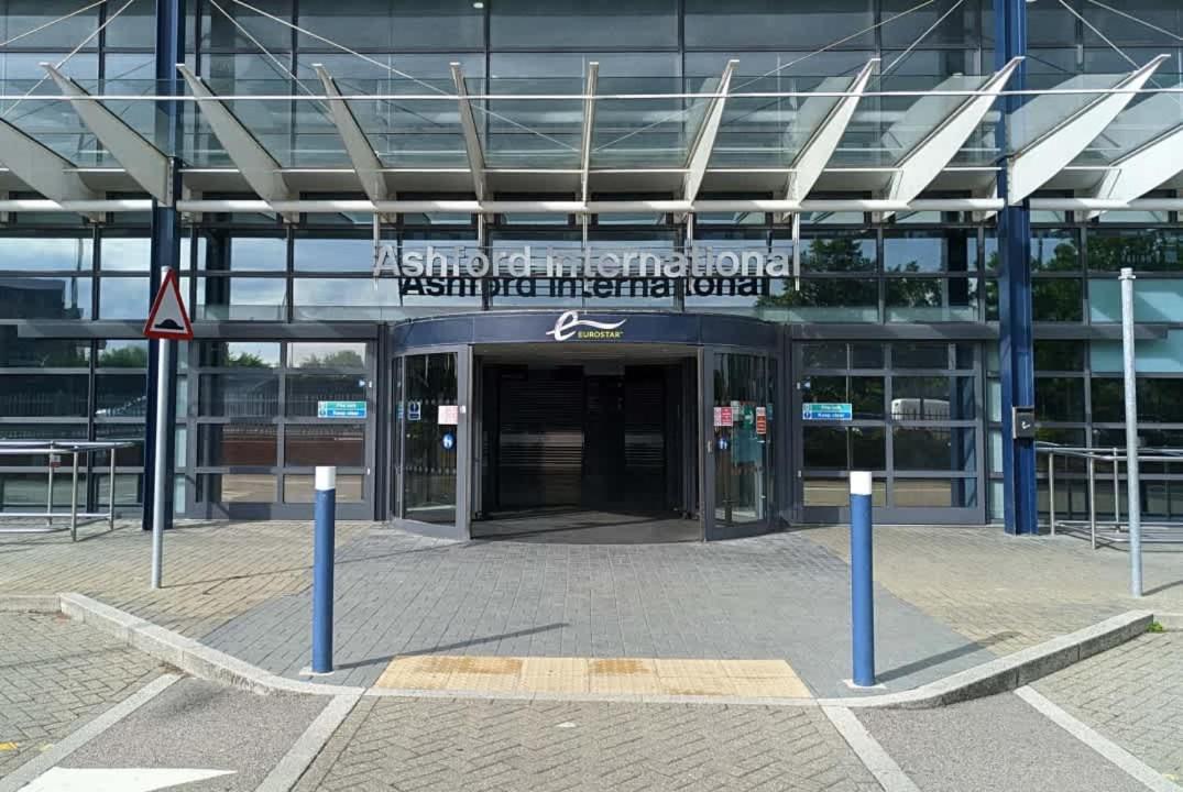 Modern 2-Bed 2-Bath Apartment in Central Ashford