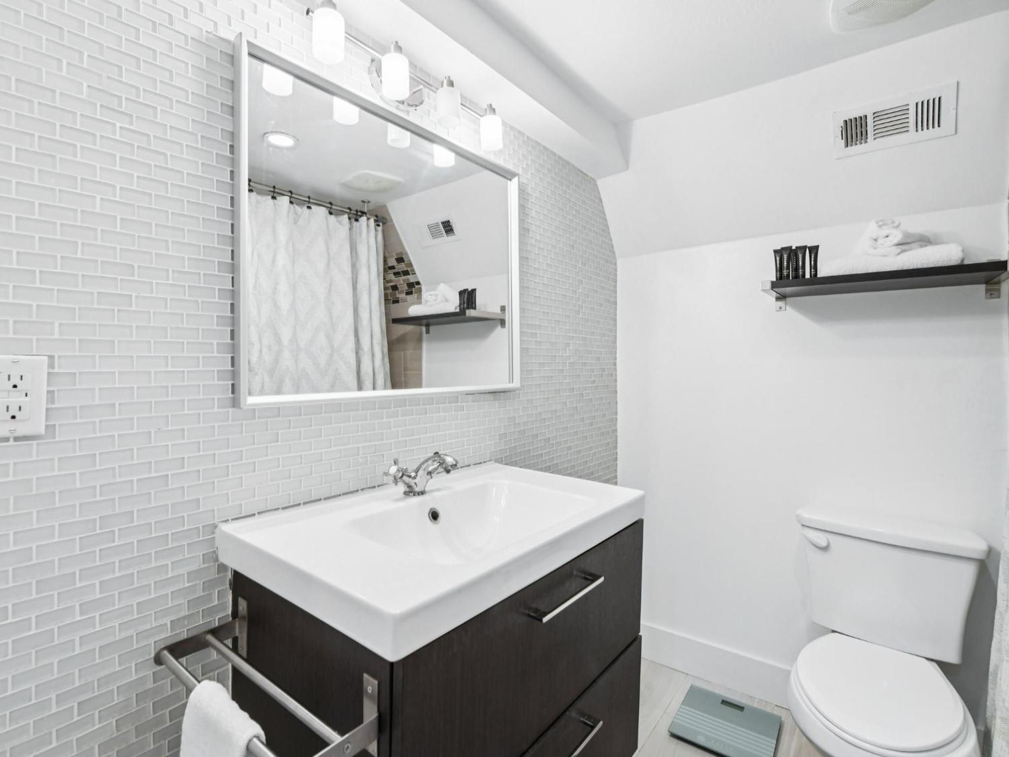Luxurious Home with Inlaw suite in N Buckhead Brookhaven close to Downtown Atlanta