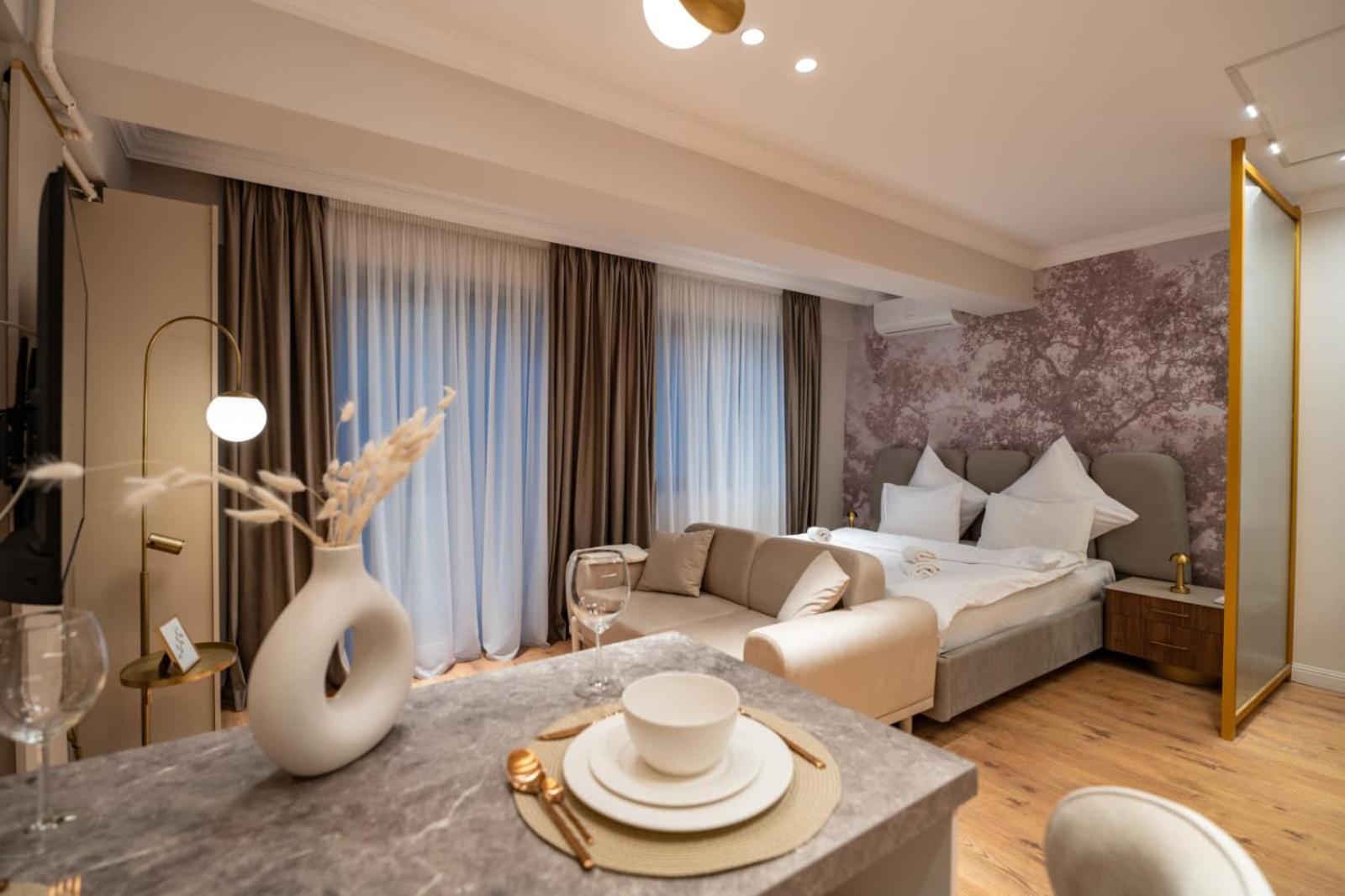 Modern Nature-Themed Studio by Blvd 16B7 with Tree Art - Pipera
