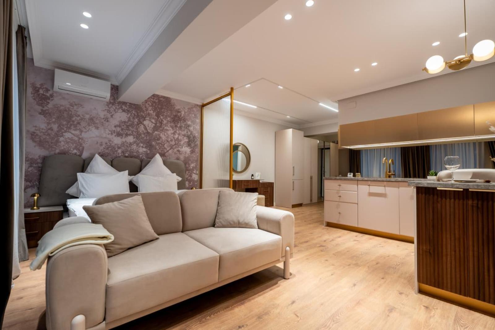 Modern Nature-Themed Studio by Blvd 16B7 with Tree Art - Pipera