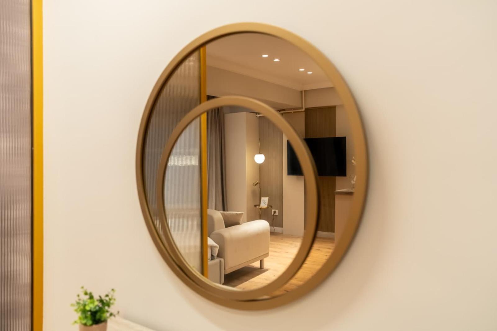 Modern Nature-Themed Studio by Blvd 16B7 with Tree Art - Pipera