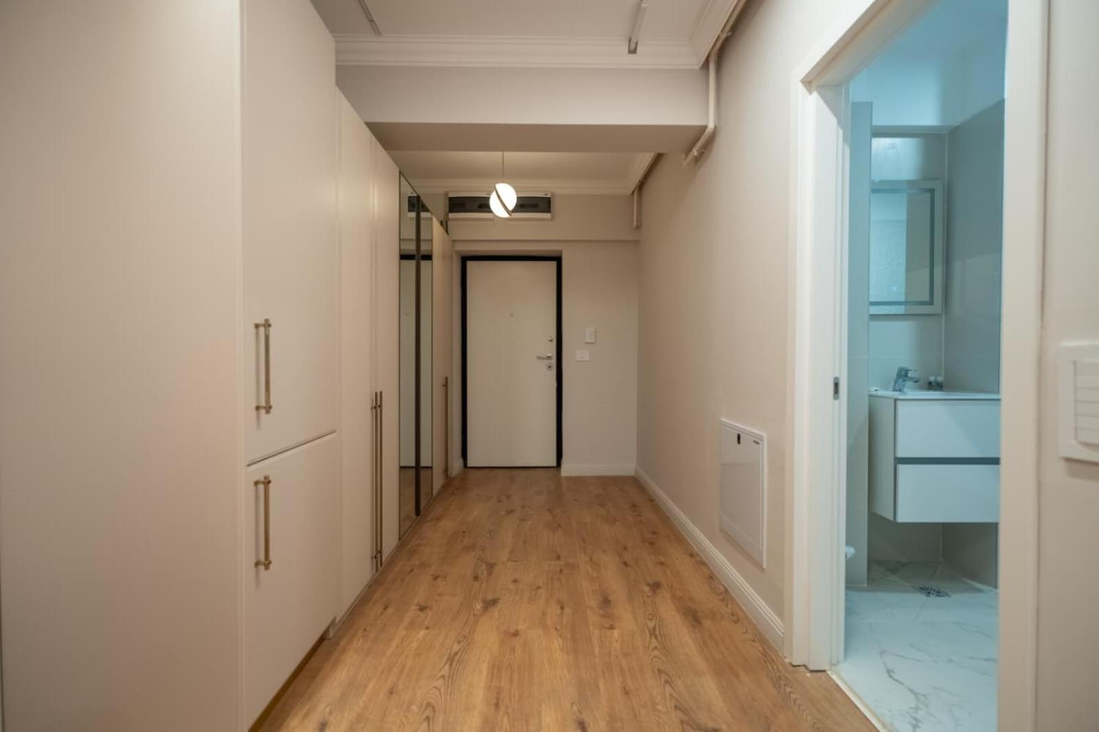 Modern Nature-Themed Studio by Blvd 16B7 with Tree Art - Pipera