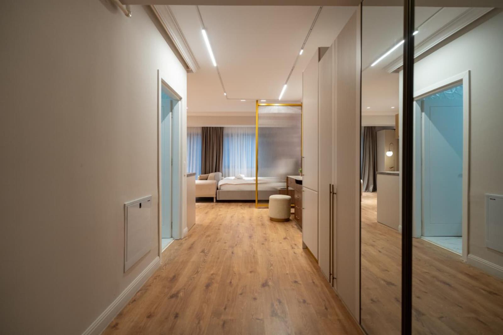 Modern Nature-Themed Studio by Blvd 16B7 with Tree Art - Pipera