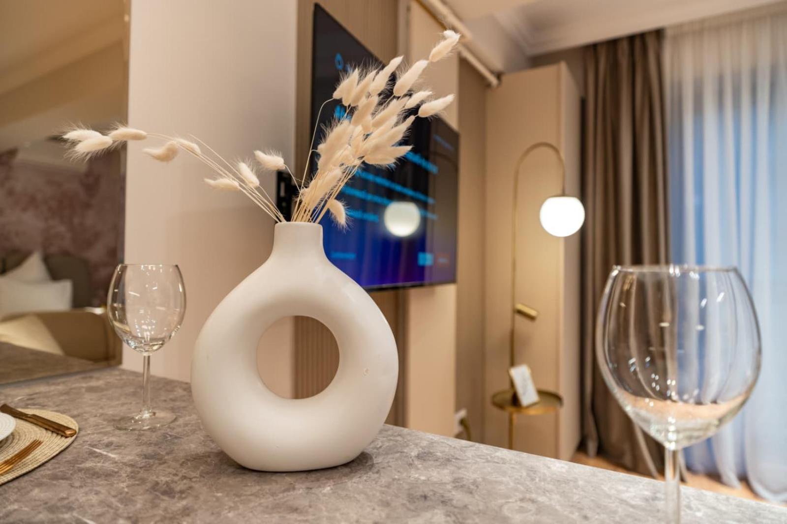 Modern Nature-Themed Studio by Blvd 16B7 with Tree Art - Pipera
