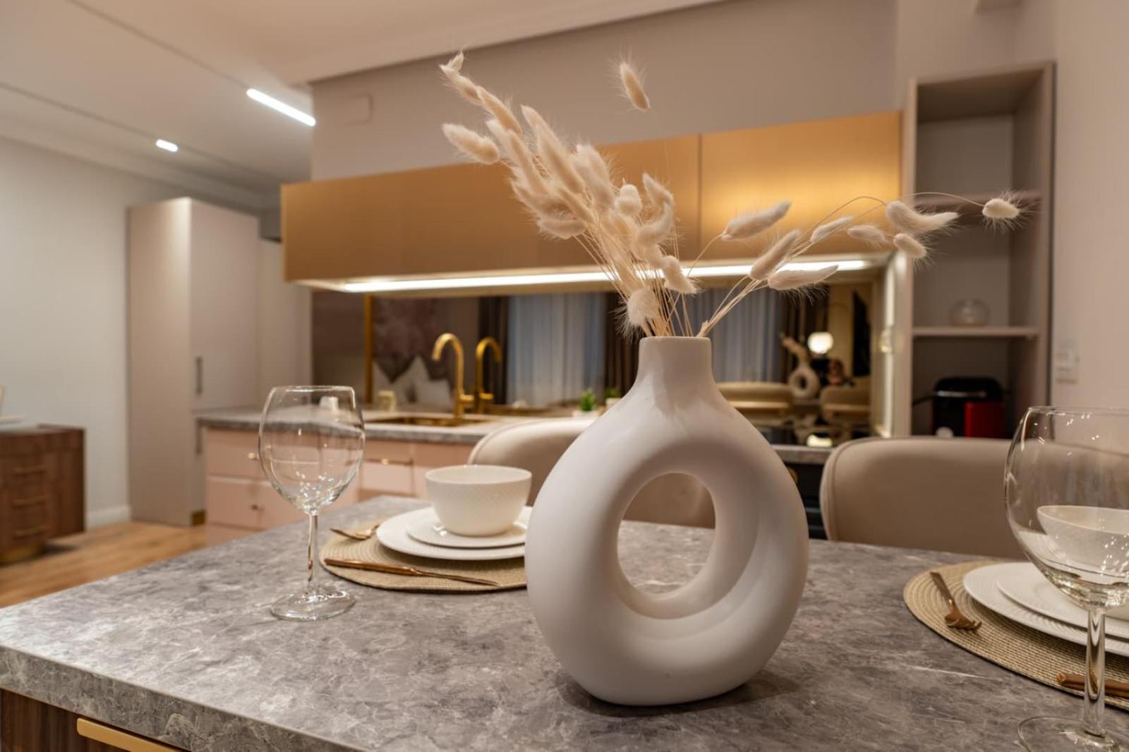 Modern Nature-Themed Studio by Blvd 16B7 with Tree Art - Pipera