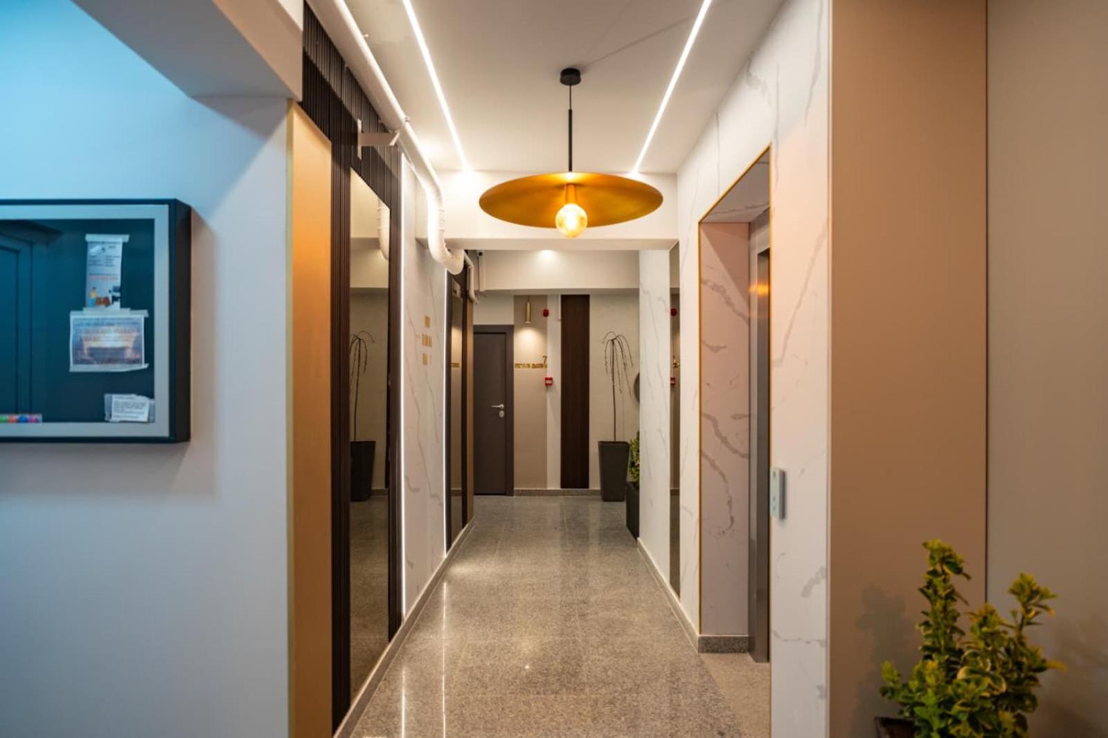 Modern Nature-Themed Studio by Blvd 16B7 with Tree Art - Pipera