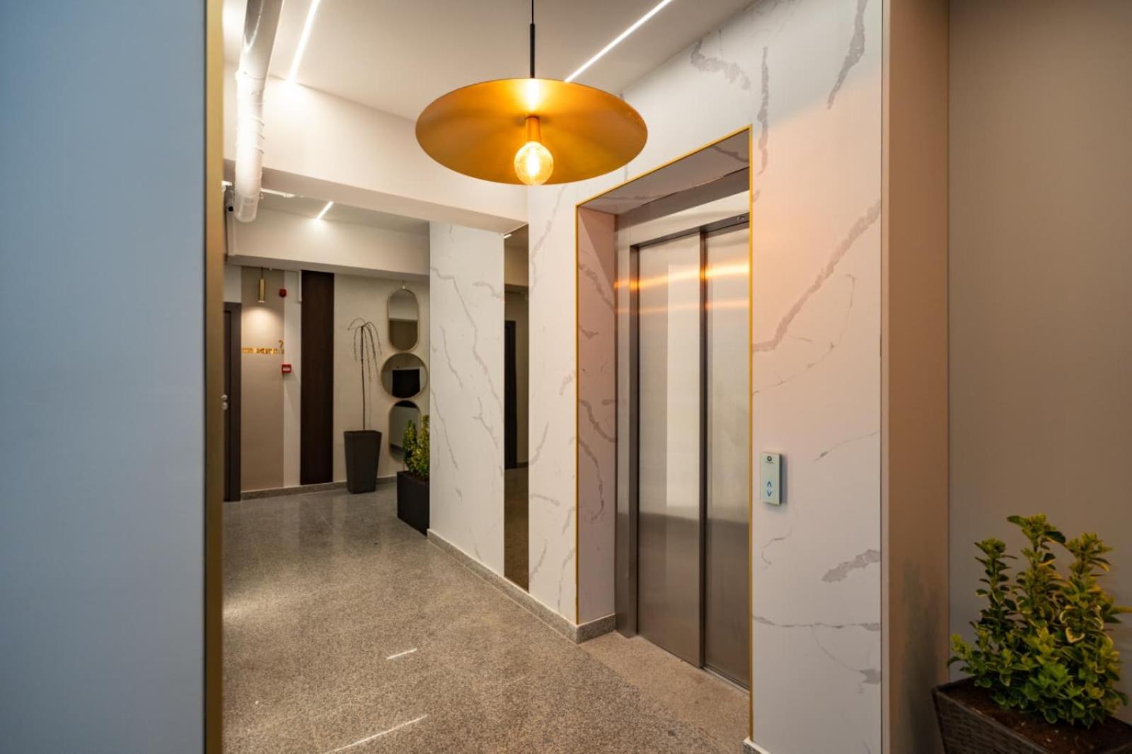 Modern Nature-Themed Studio by Blvd 16B7 with Tree Art - Pipera