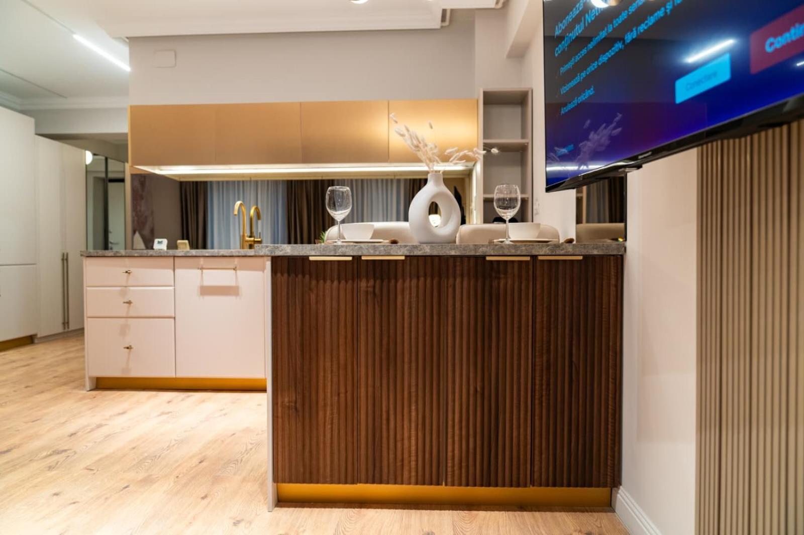 Modern Nature-Themed Studio by Blvd 16B7 with Tree Art - Pipera