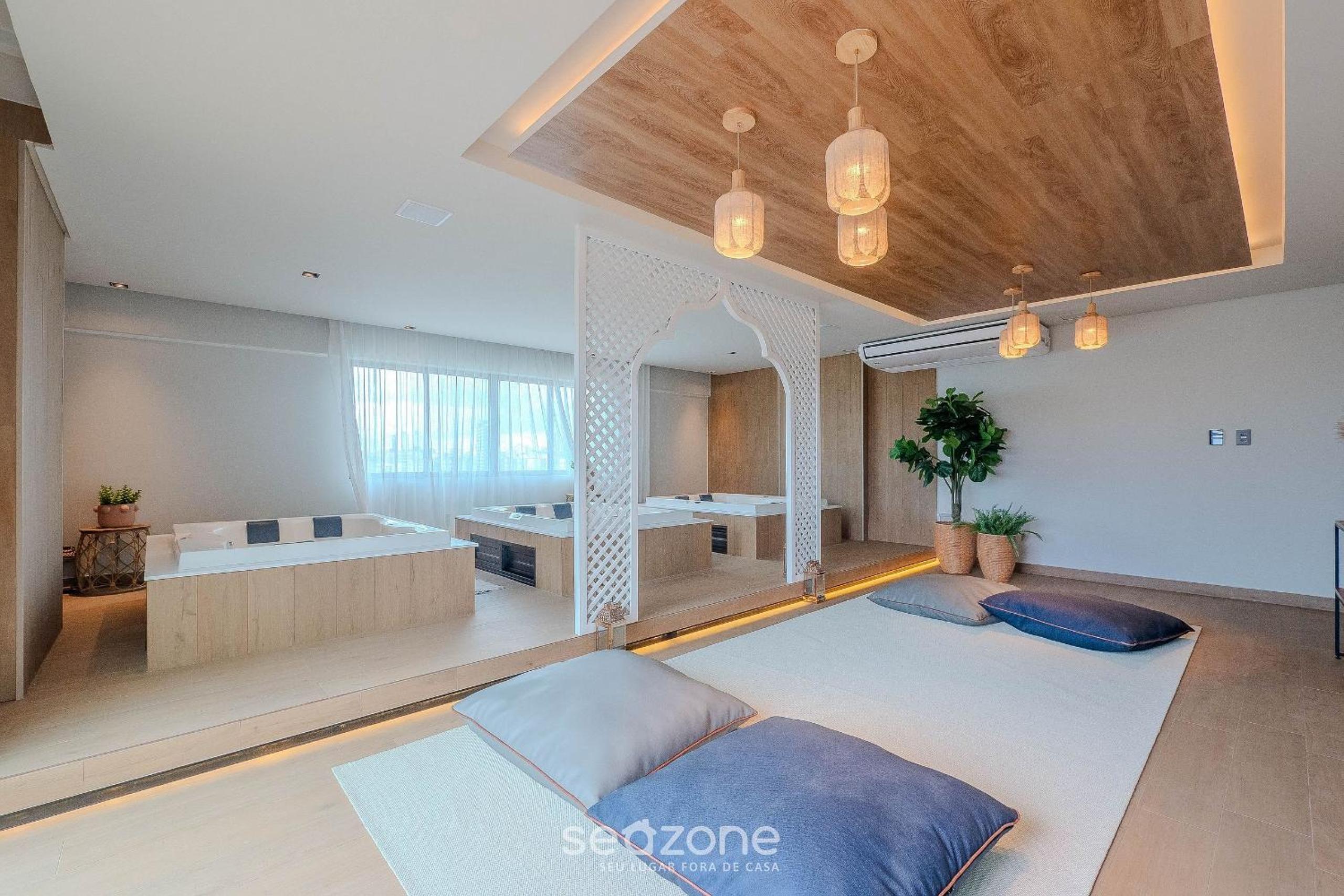 Beachfront building with pool and gym - ARUs