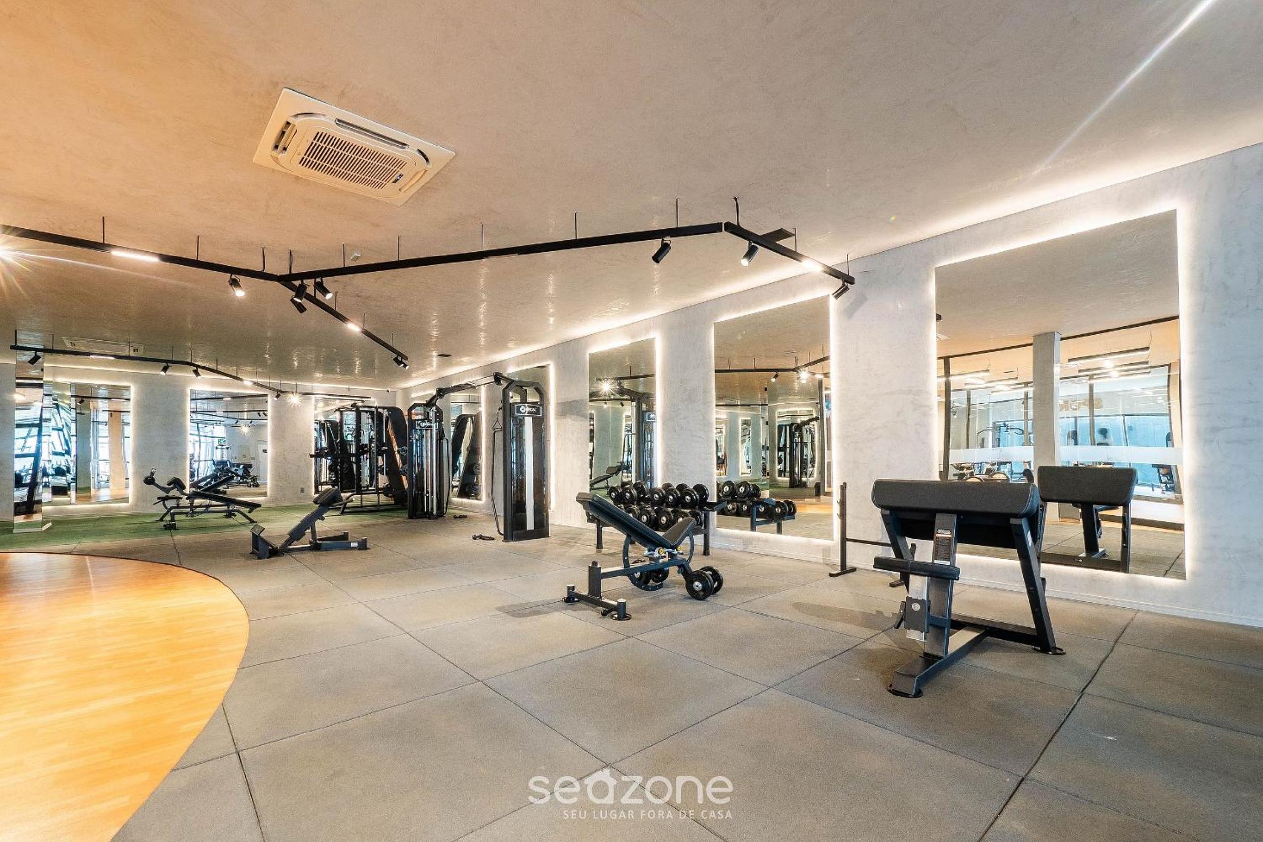 Beachfront building with pool and gym - ARUs