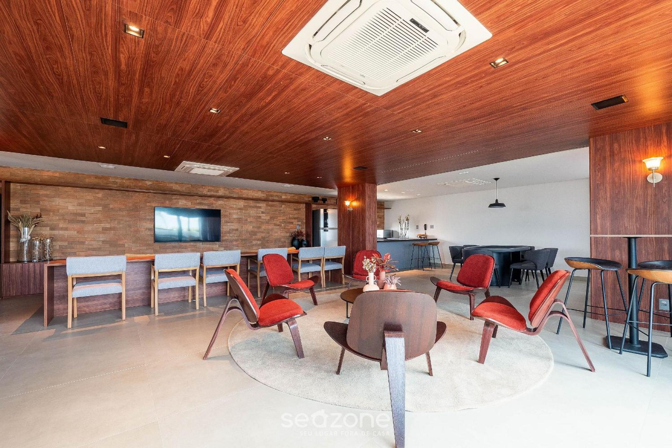 Beachfront building with pool and gym - ARUs