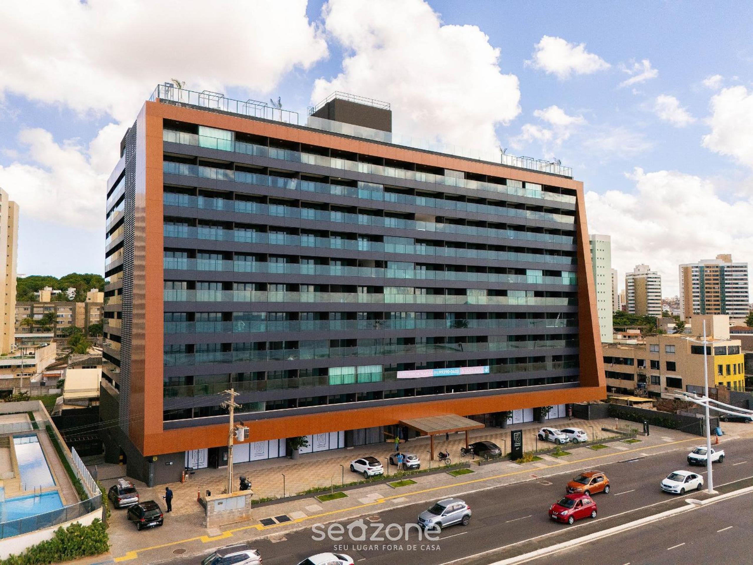 Beachfront building with pool and gym - ARUs