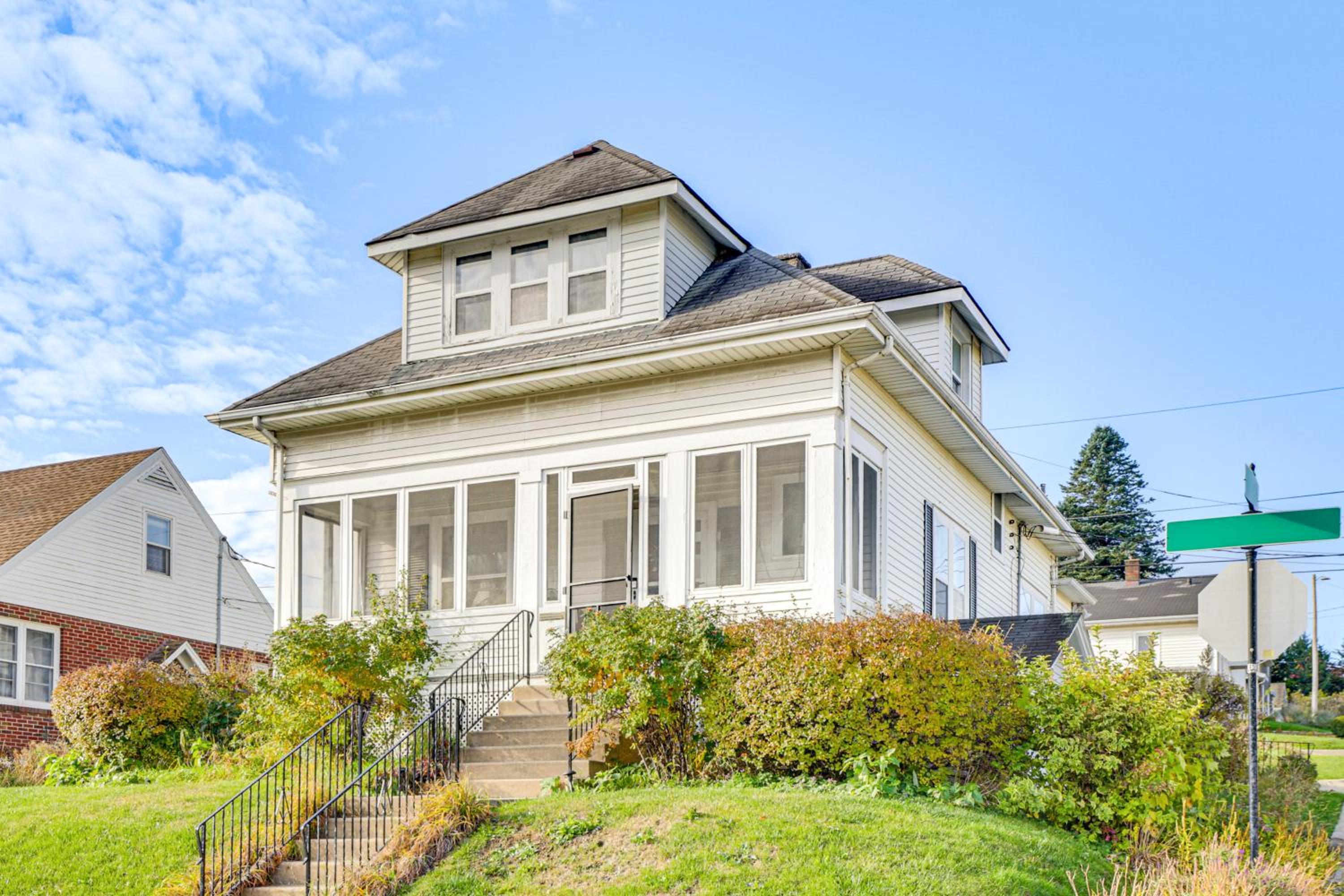 1 Mi to Downtown Dubuque! Spacious Home