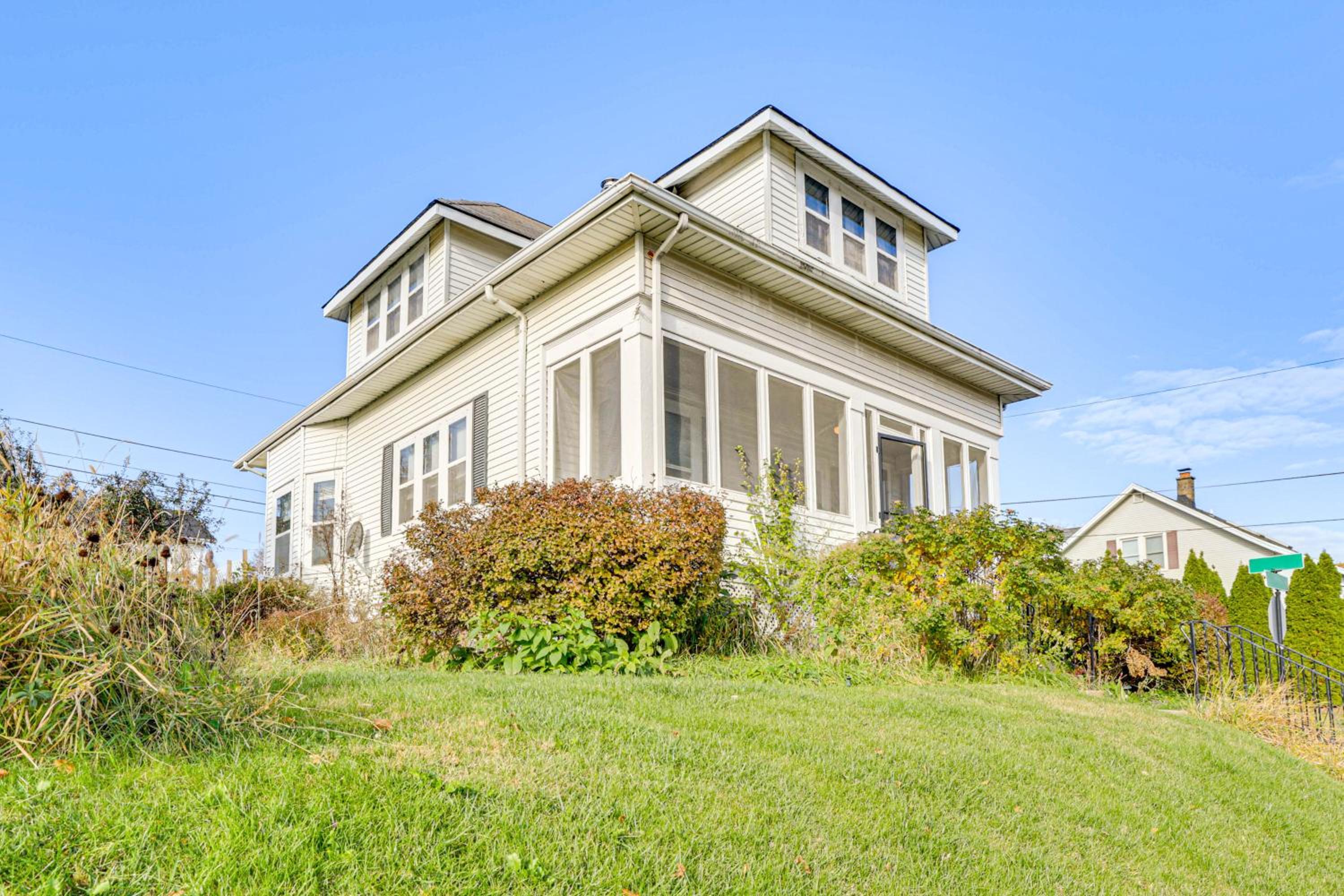 1 Mi to Downtown Dubuque! Spacious Home