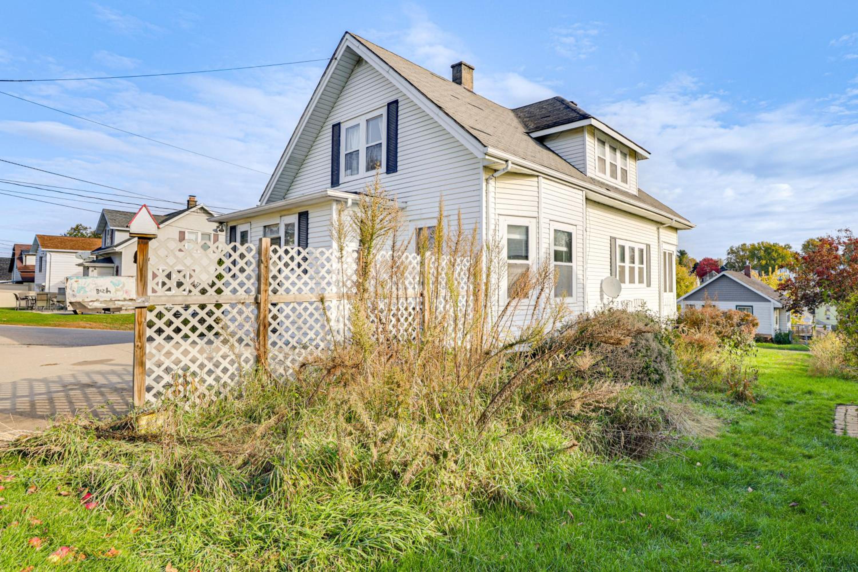 1 Mi to Downtown Dubuque! Spacious Home