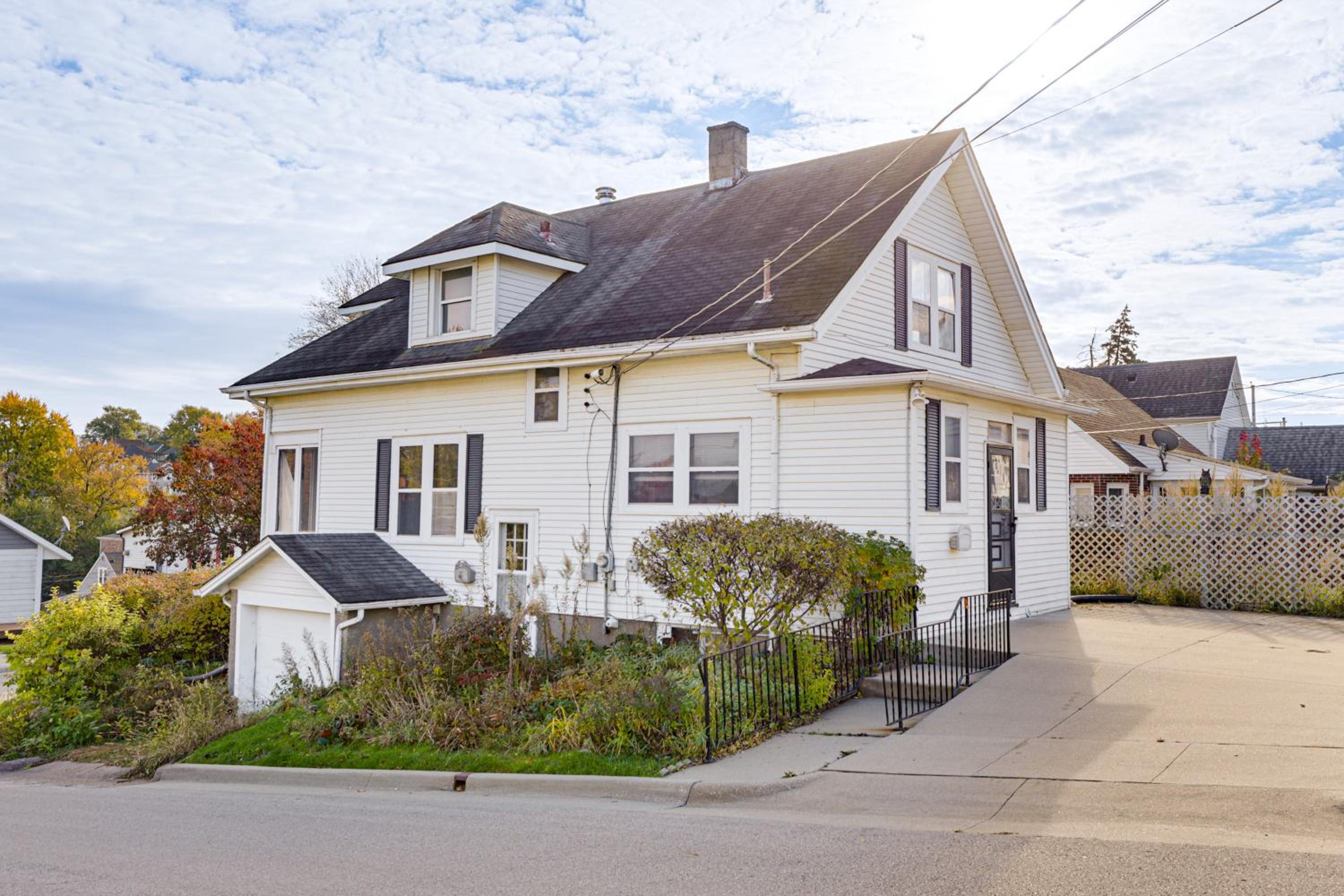 1 Mi to Downtown Dubuque! Spacious Home