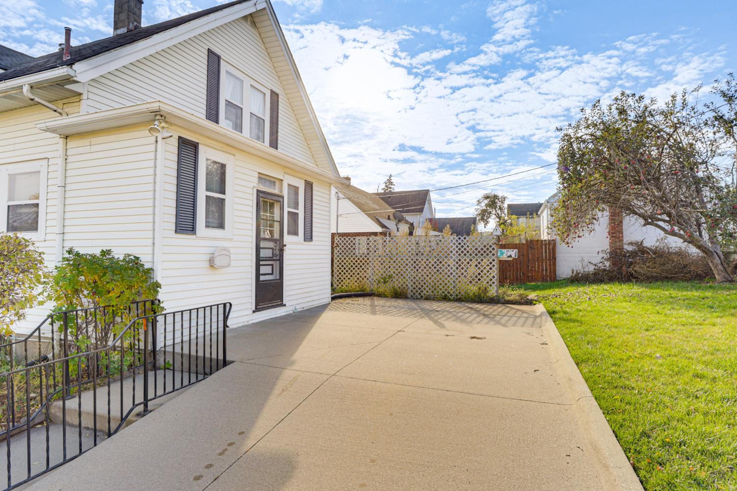 1 Mi to Downtown Dubuque! Spacious Home