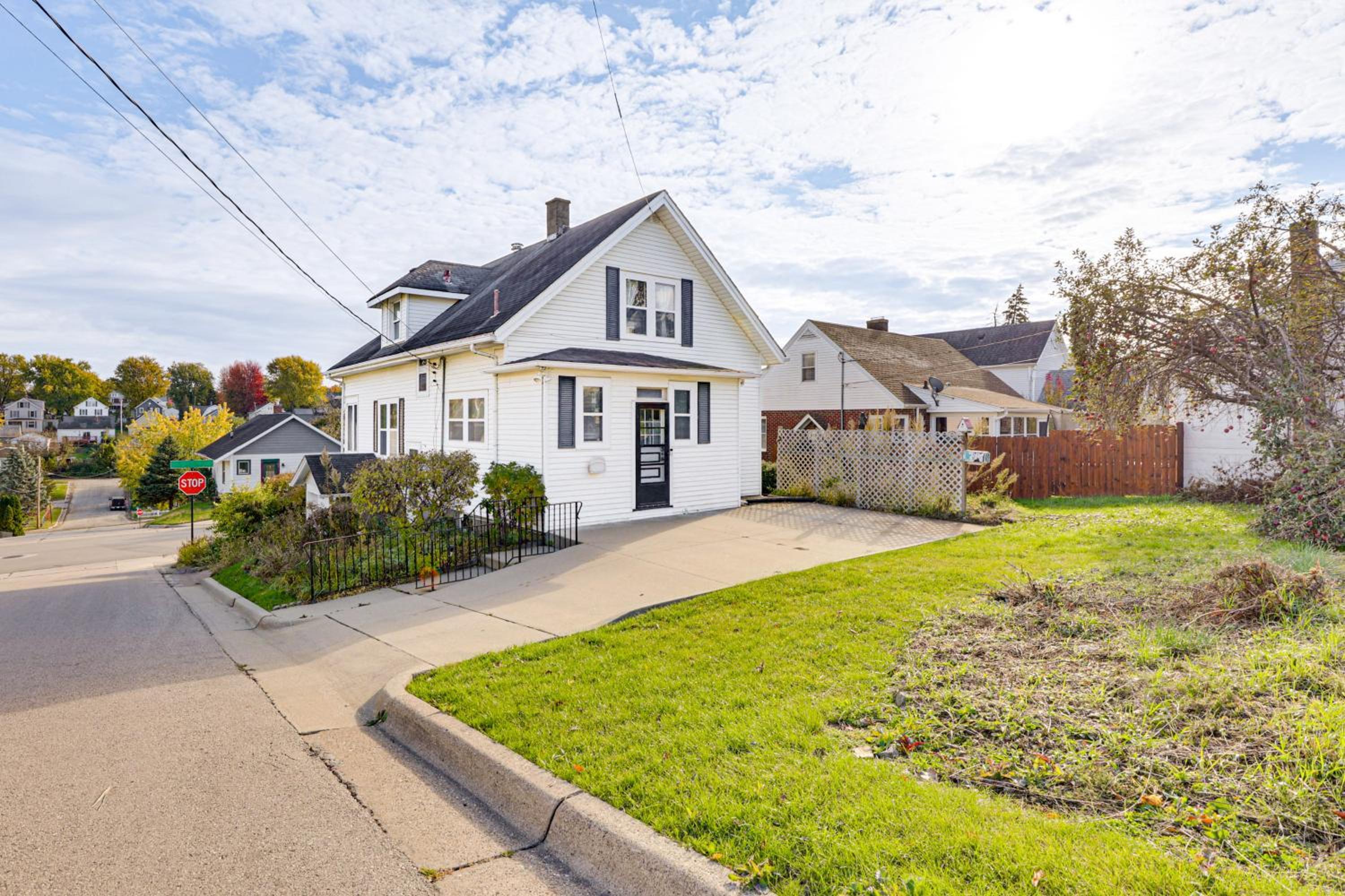 1 Mi to Downtown Dubuque! Spacious Home