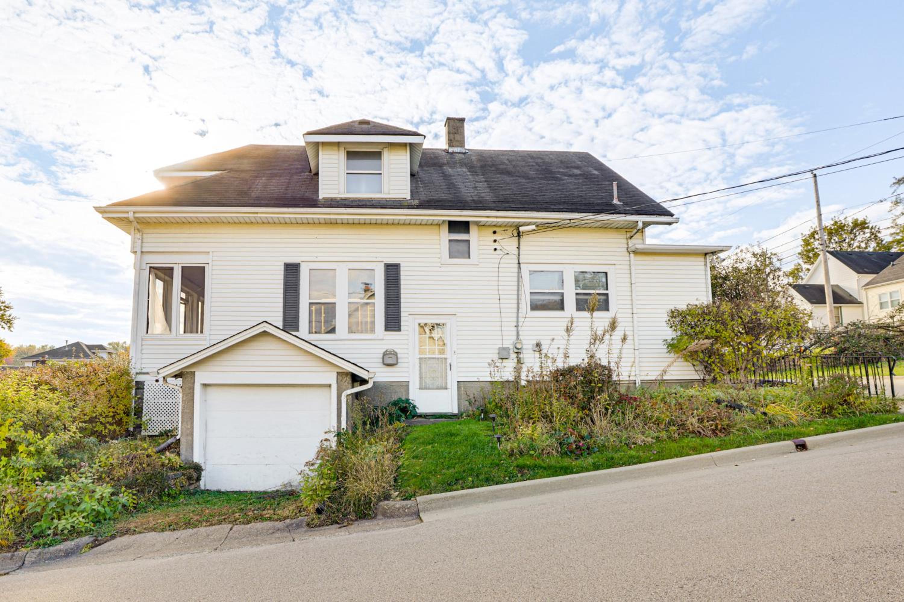 1 Mi to Downtown Dubuque! Spacious Home