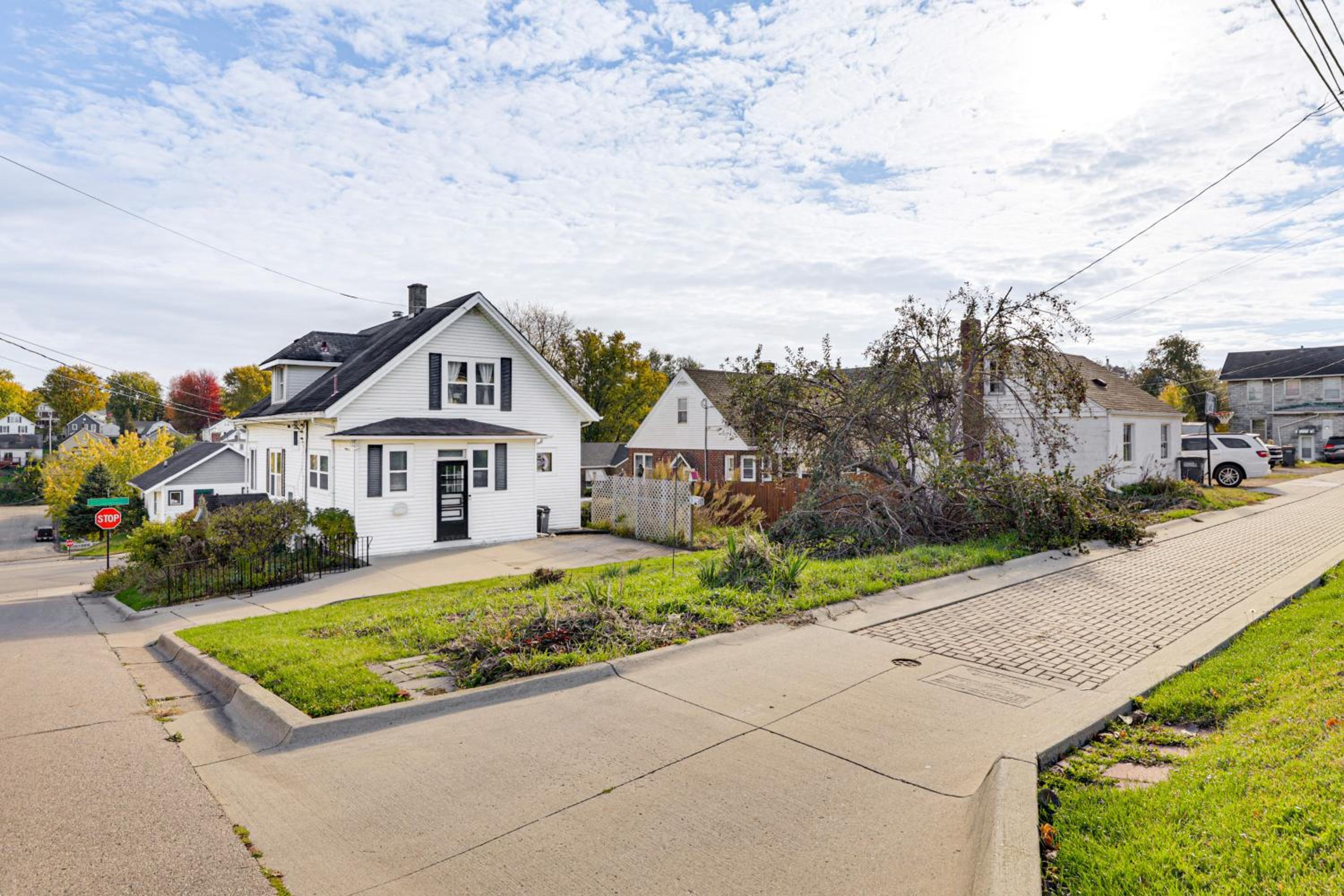 1 Mi to Downtown Dubuque! Spacious Home