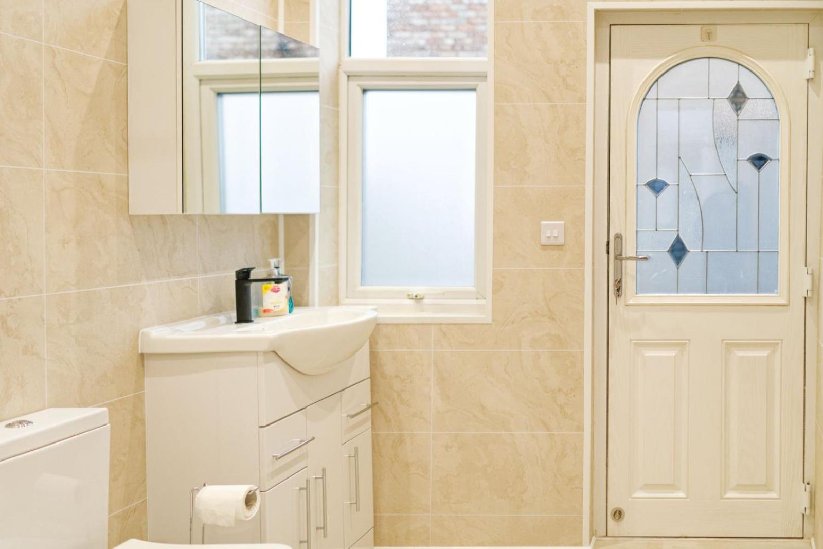 SidemerseyLivings - Step-Free 4BR Home, Ground Floor Bed & Bath, Private Gated Parking