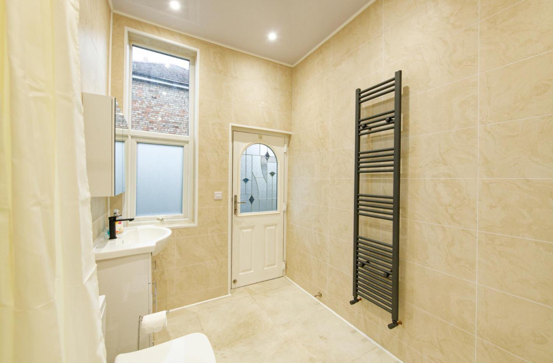 SidemerseyLivings - Step-Free 4BR Home, Ground Floor Bed & Bath, Private Gated Parking