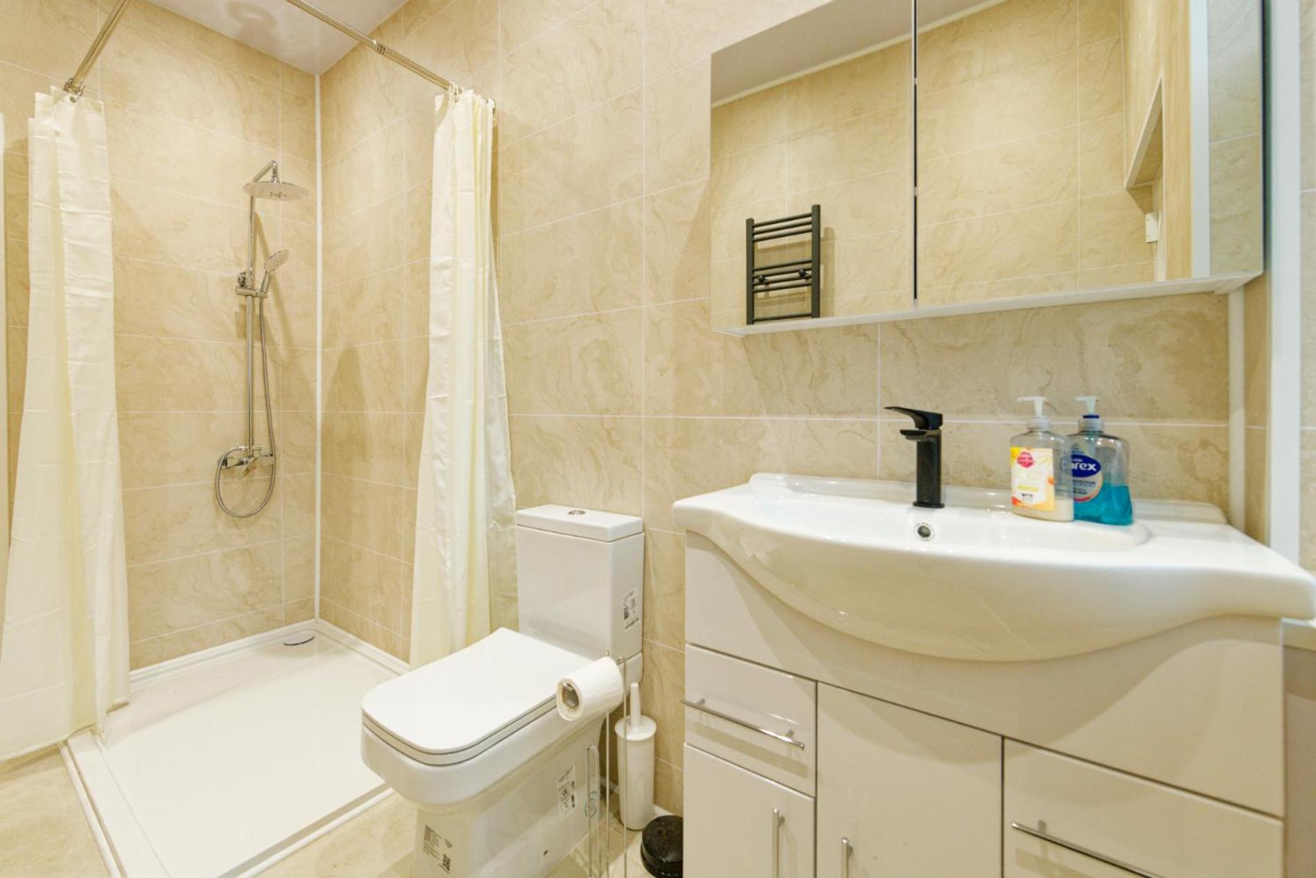 SidemerseyLivings - Step-Free 4BR Home, Ground Floor Bed & Bath, Private Gated Parking