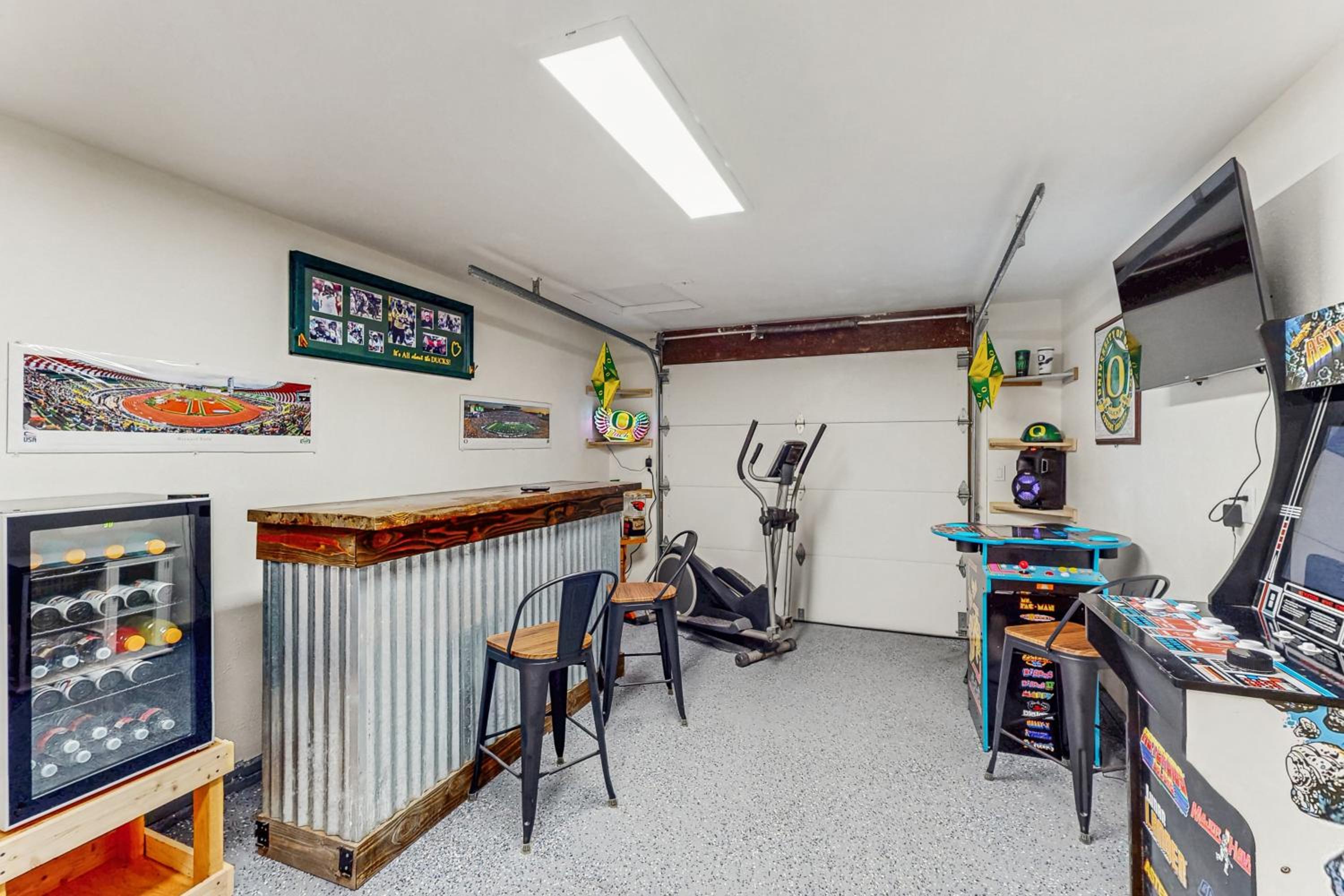 2 Mi to Campus! Family Home with Game Room in Eugene
