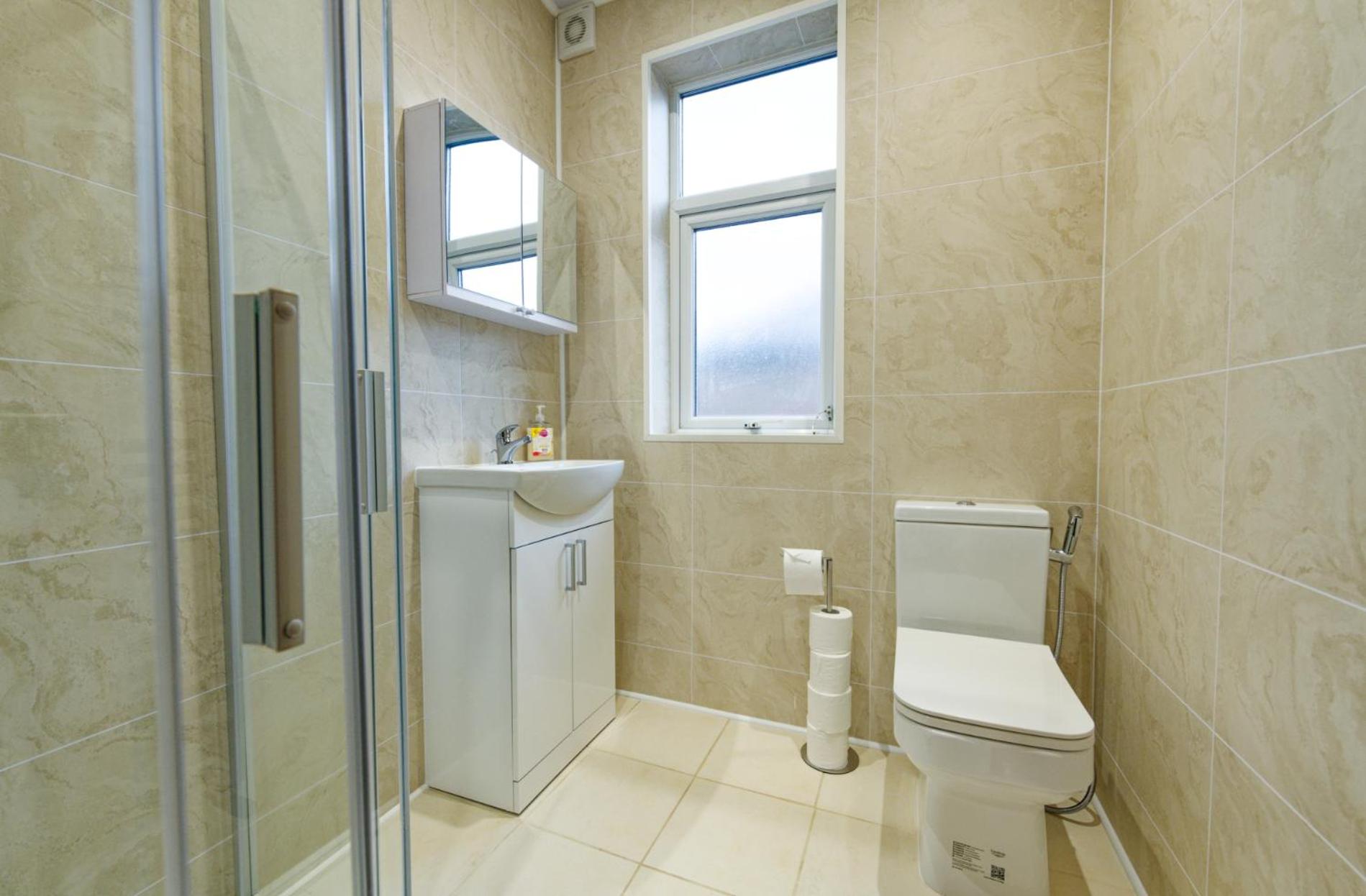 SidemerseyLivings - Step-Free 4BR Home, Ground Floor Bed & Bath, Private Gated Parking