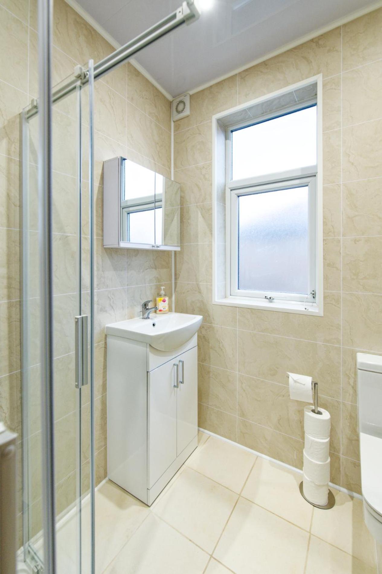 SidemerseyLivings - Step-Free 4BR Home, Ground Floor Bed & Bath, Private Gated Parking