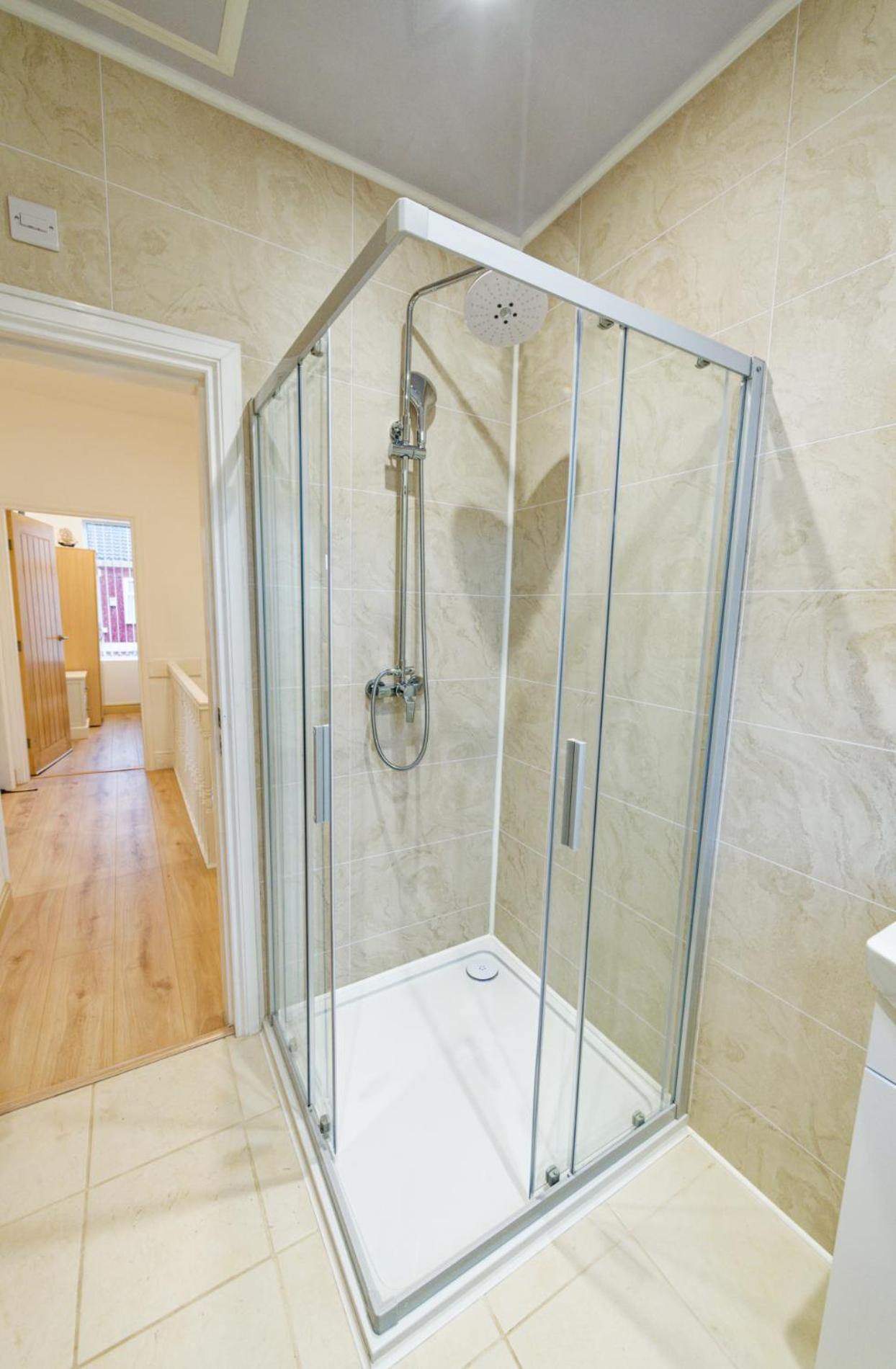 SidemerseyLivings - Step-Free 4BR Home, Ground Floor Bed & Bath, Private Gated Parking