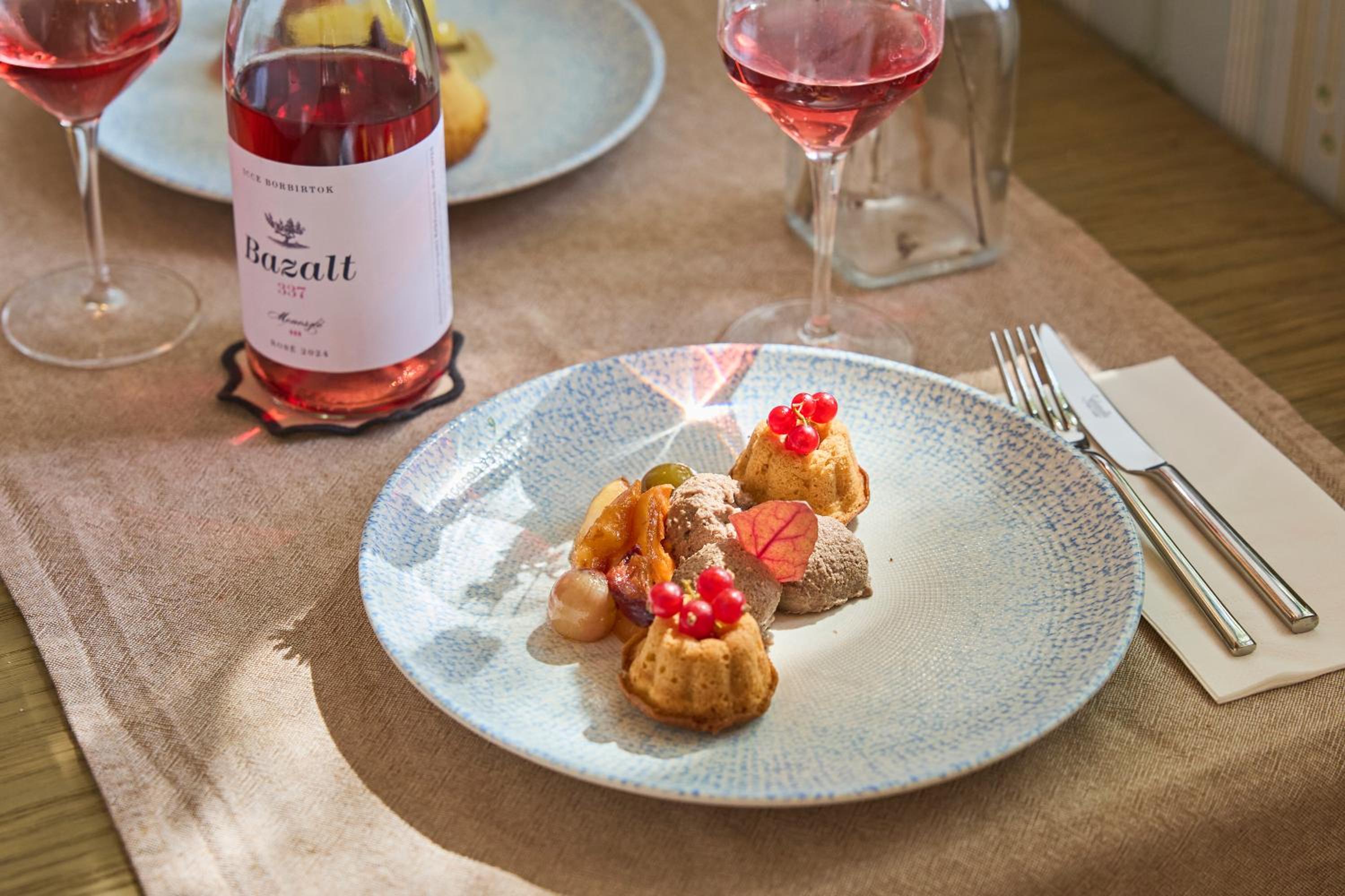 MONOslow - Wine, Dine & Rest