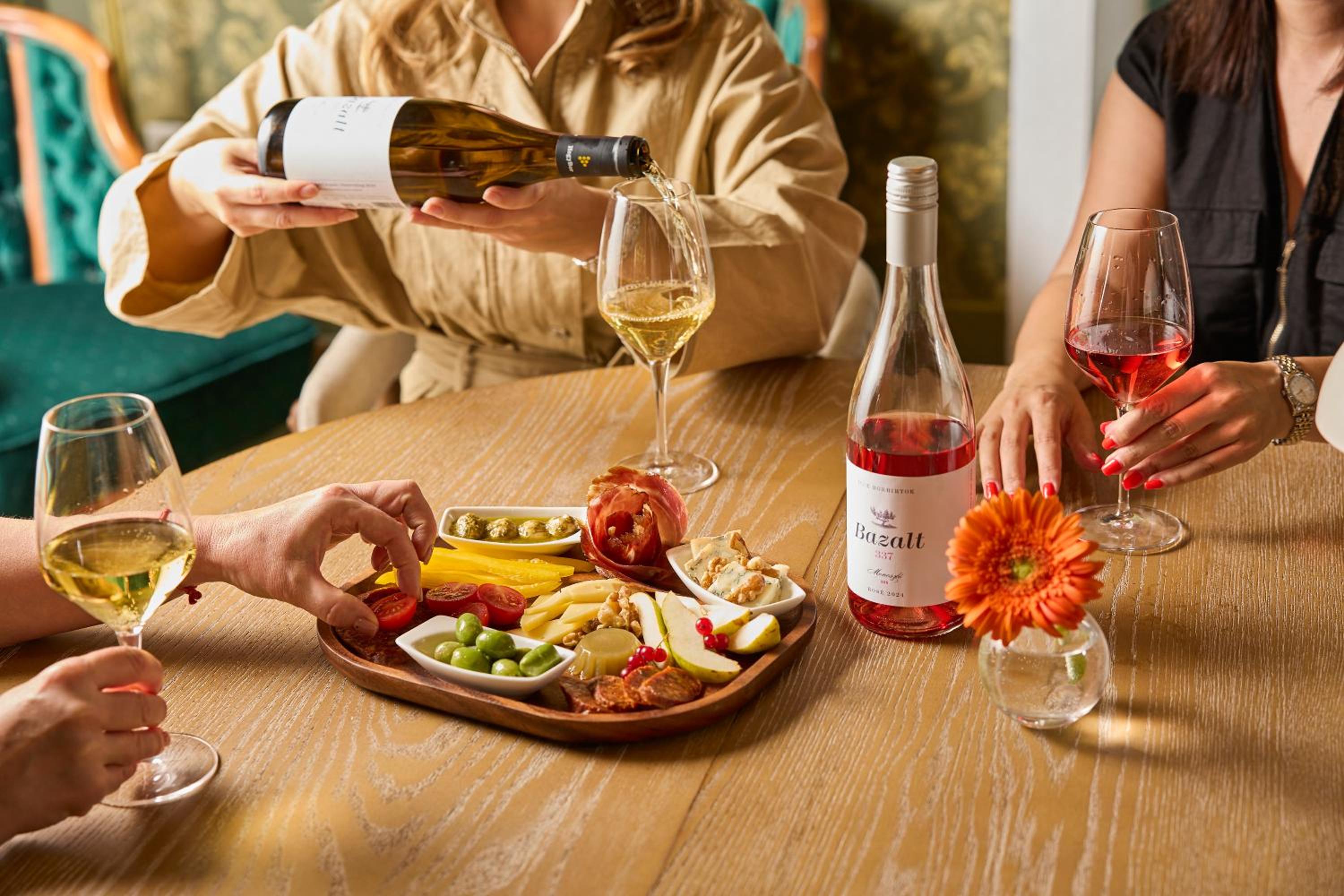 MONOslow - Wine, Dine & Rest