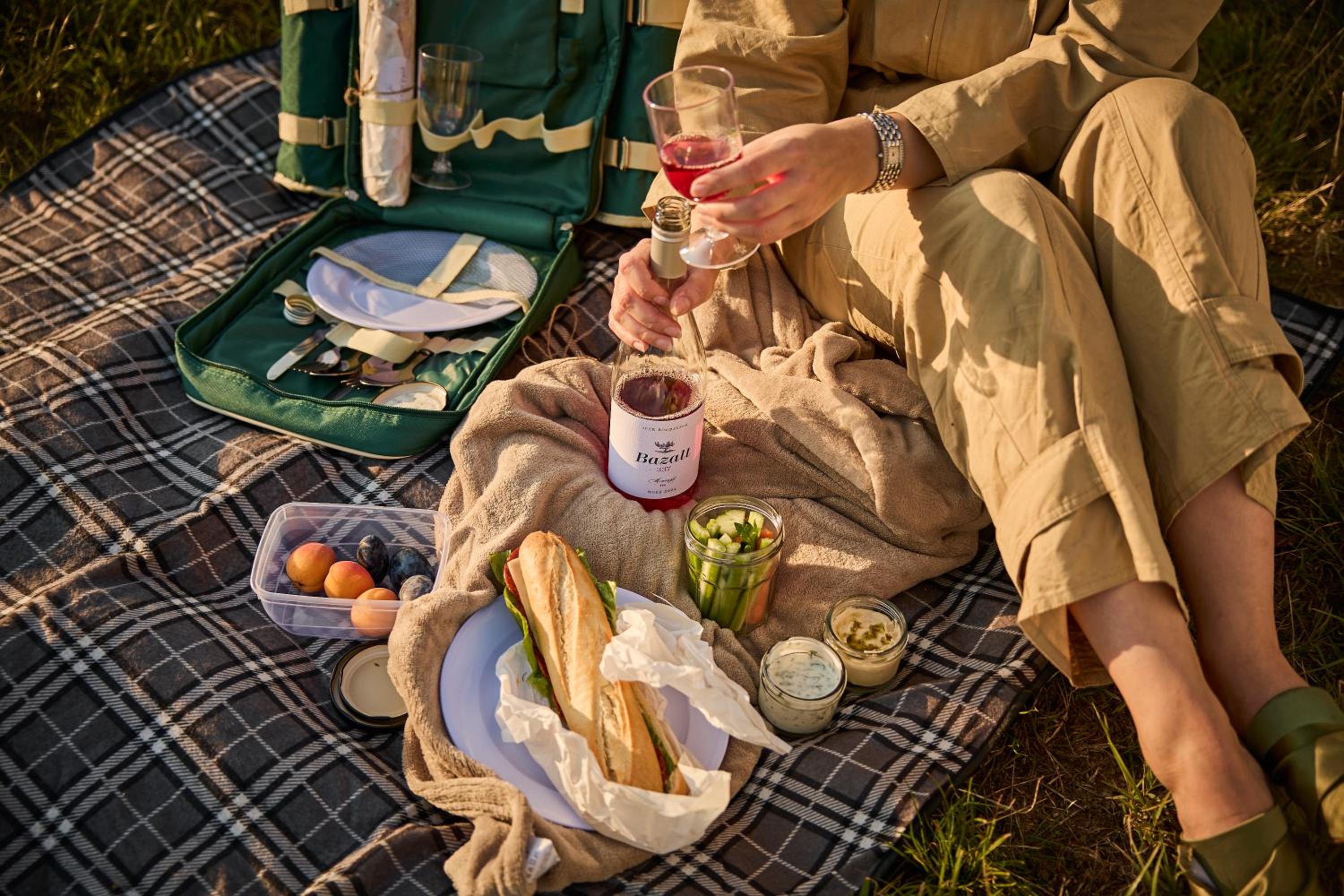 MONOslow - Wine, Dine & Rest