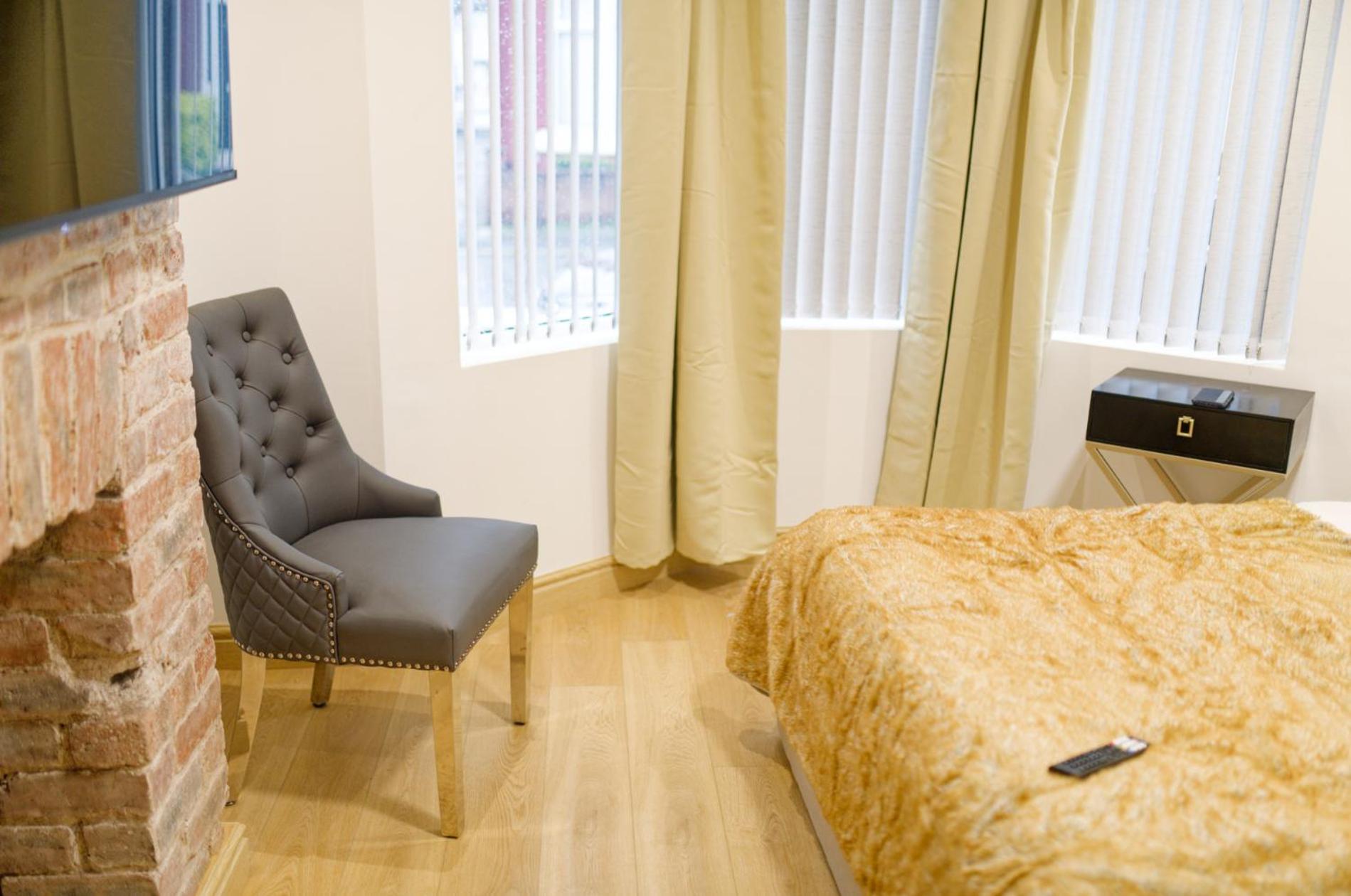 SidemerseyLivings - Step-Free 4BR Home, Ground Floor Bed & Bath, Private Gated Parking