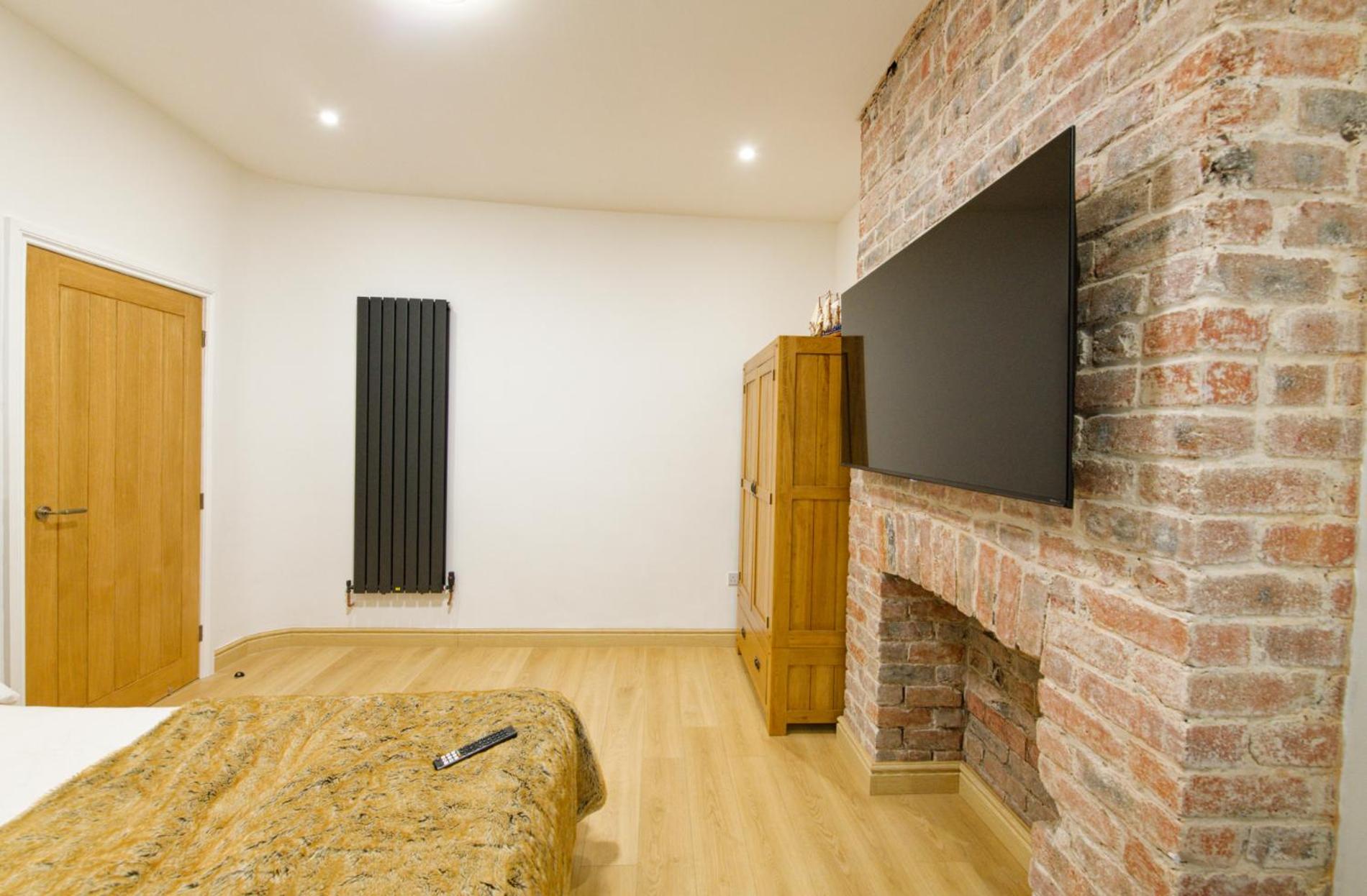 SidemerseyLivings - Step-Free 4BR Home, Ground Floor Bed & Bath, Private Gated Parking