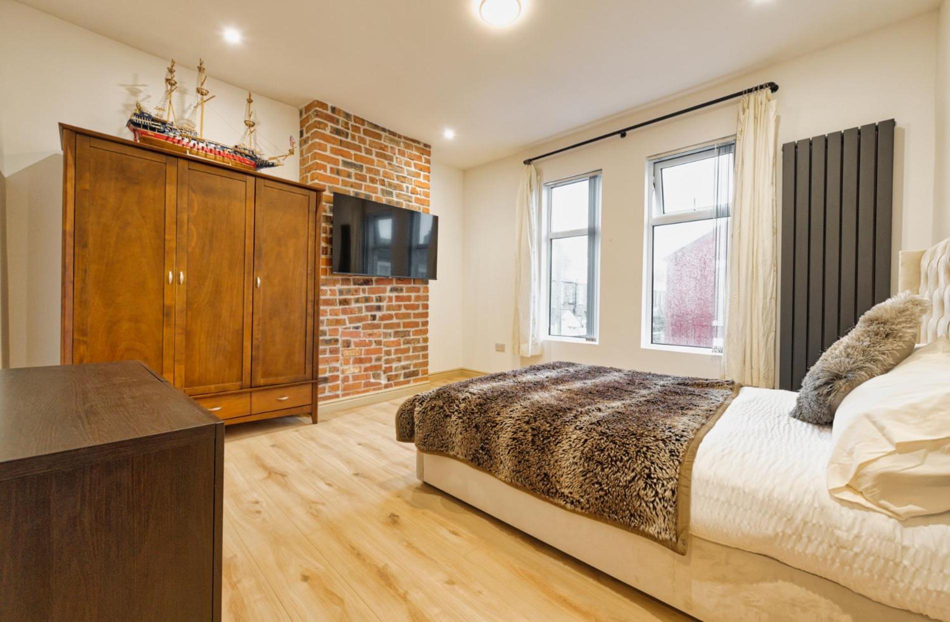 SidemerseyLivings - Step-Free 4BR Home, Ground Floor Bed & Bath, Private Gated Parking