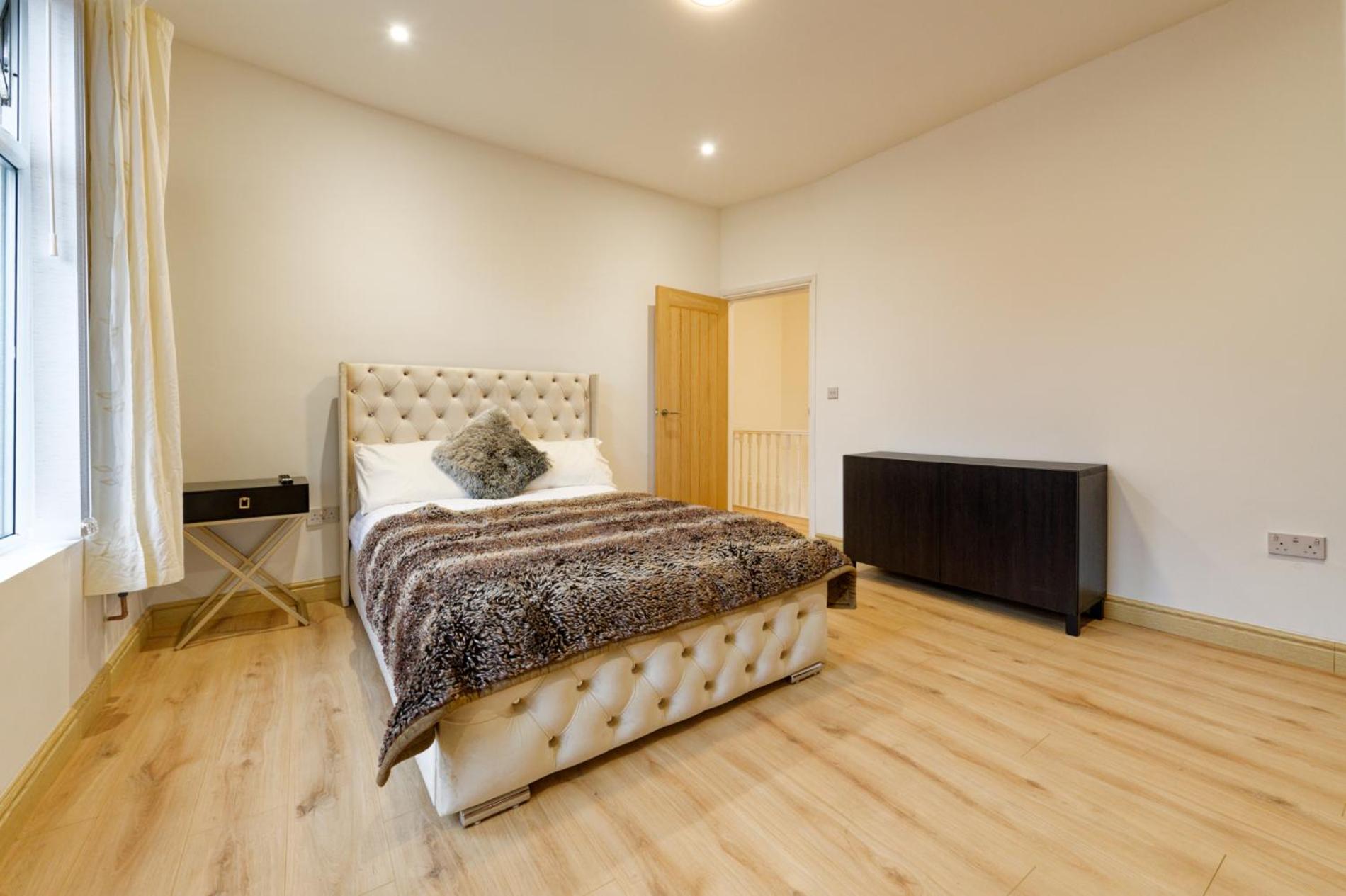 SidemerseyLivings - Step-Free 4BR Home, Ground Floor Bed & Bath, Private Gated Parking