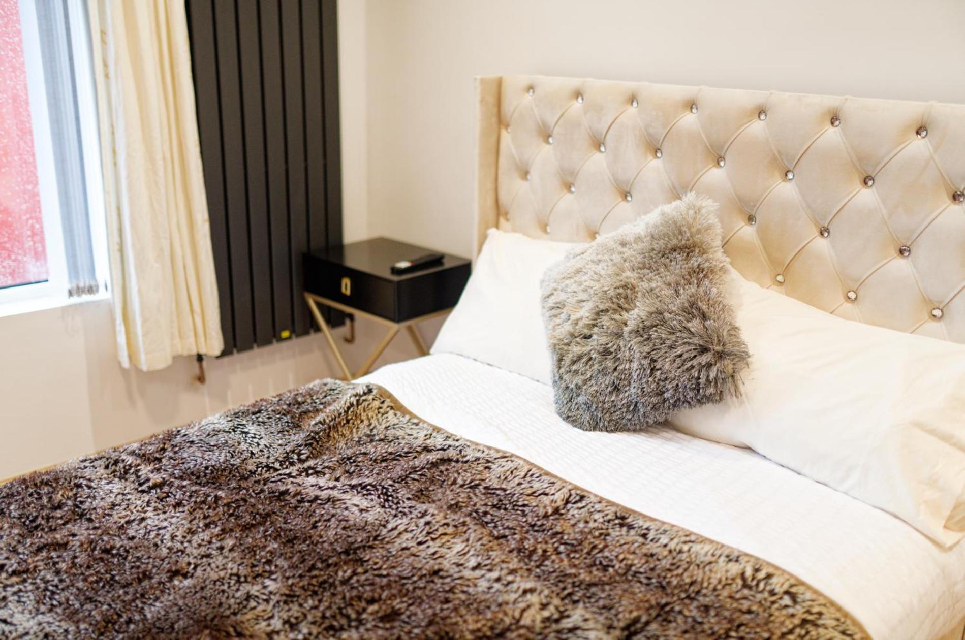 SidemerseyLivings - Step-Free 4BR Home, Ground Floor Bed & Bath, Private Gated Parking