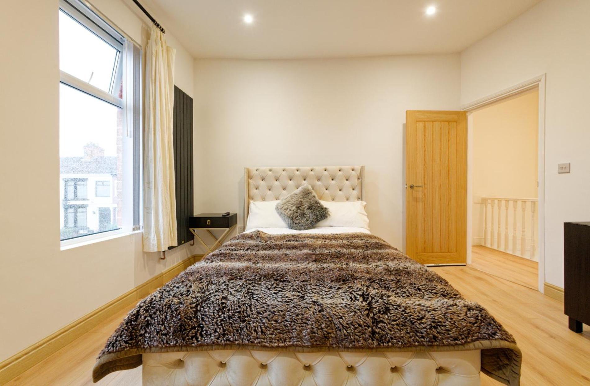 SidemerseyLivings - Step-Free 4BR Home, Ground Floor Bed & Bath, Private Gated Parking