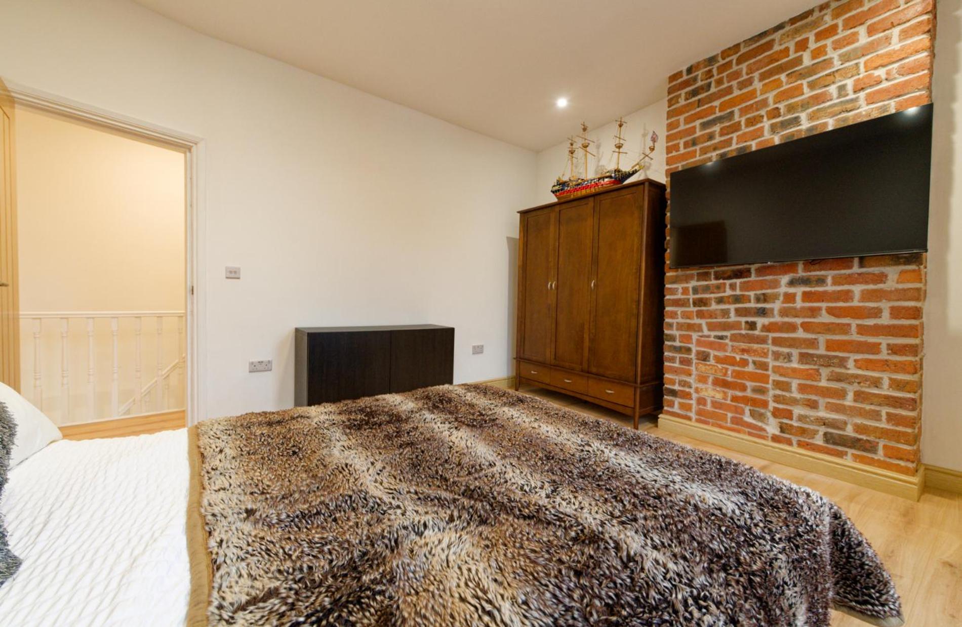 SidemerseyLivings - Step-Free 4BR Home, Ground Floor Bed & Bath, Private Gated Parking