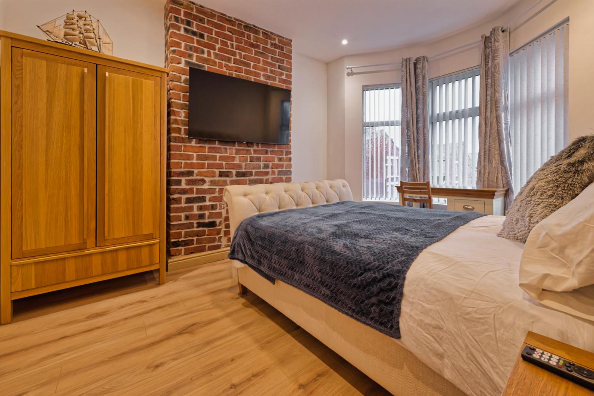 SidemerseyLivings - Step-Free 4BR Home, Ground Floor Bed & Bath, Private Gated Parking